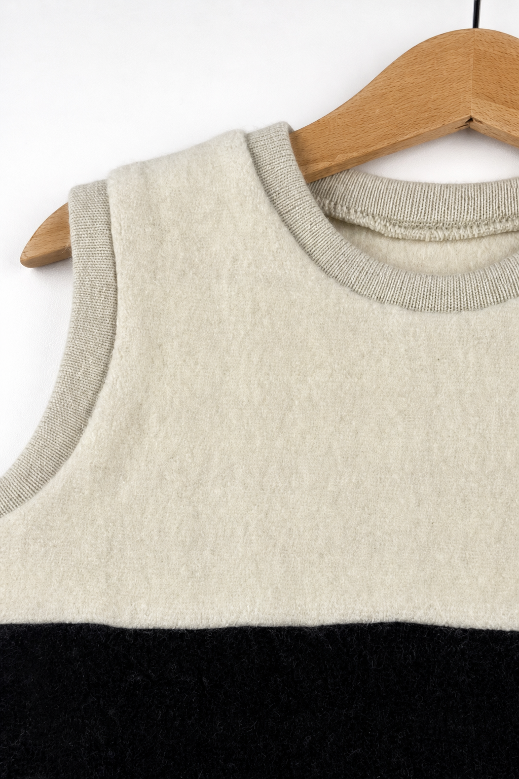 Detailaufnahme des Wollfleece Pullunders für Babys in Größe 86/92