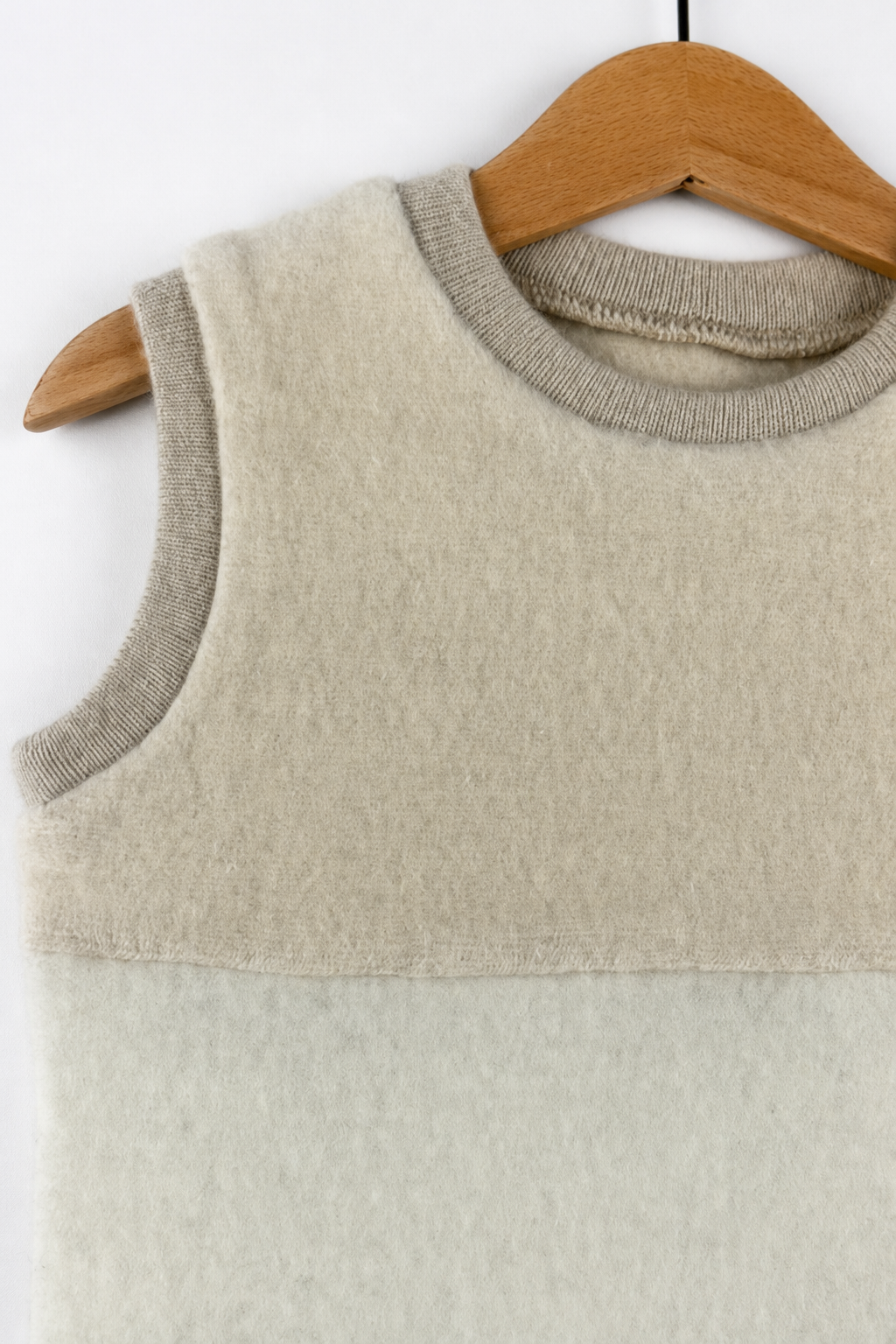 Detailaufnahme des Wollfleece Pullunders für Babys in Größe 86/92