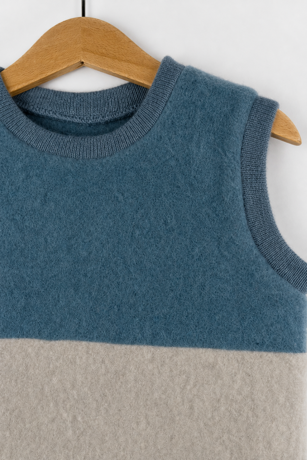 Detailaufnahme des Wollfleece Pullunders für Babys in Größe 86/92