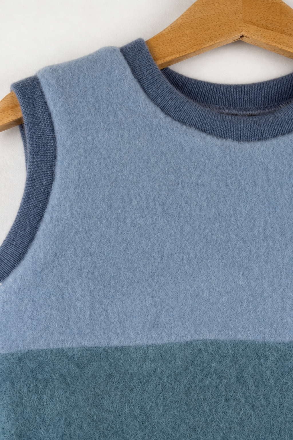 Detailaufnahme des Wollfleece Pullunders für Babys in Größe 86/92