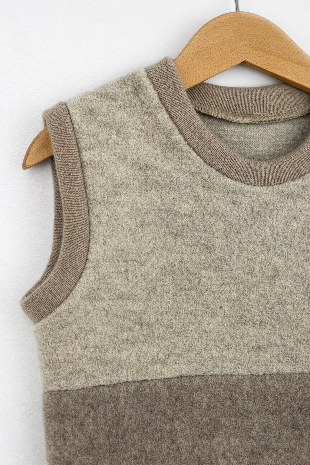 Detailaufnahme des Wollfleece Pullunders für Kinder in Größe 98/104