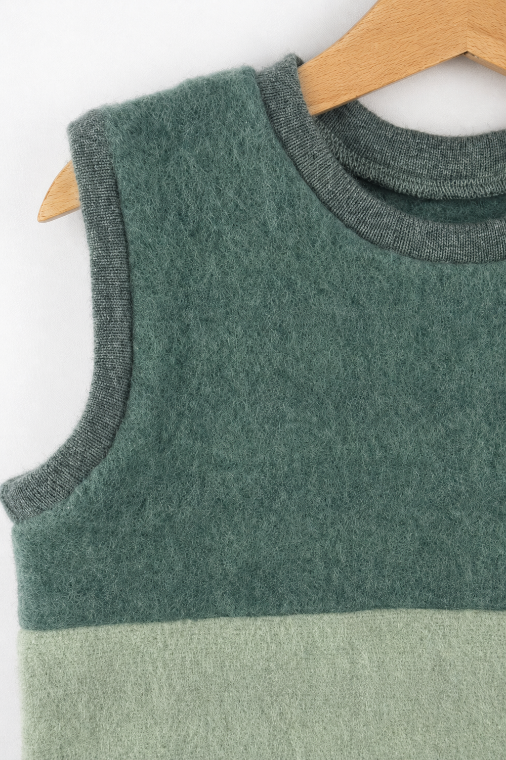 Detailaufnahme des Wollfleece Pullunders für Kinder in Größe 98/104