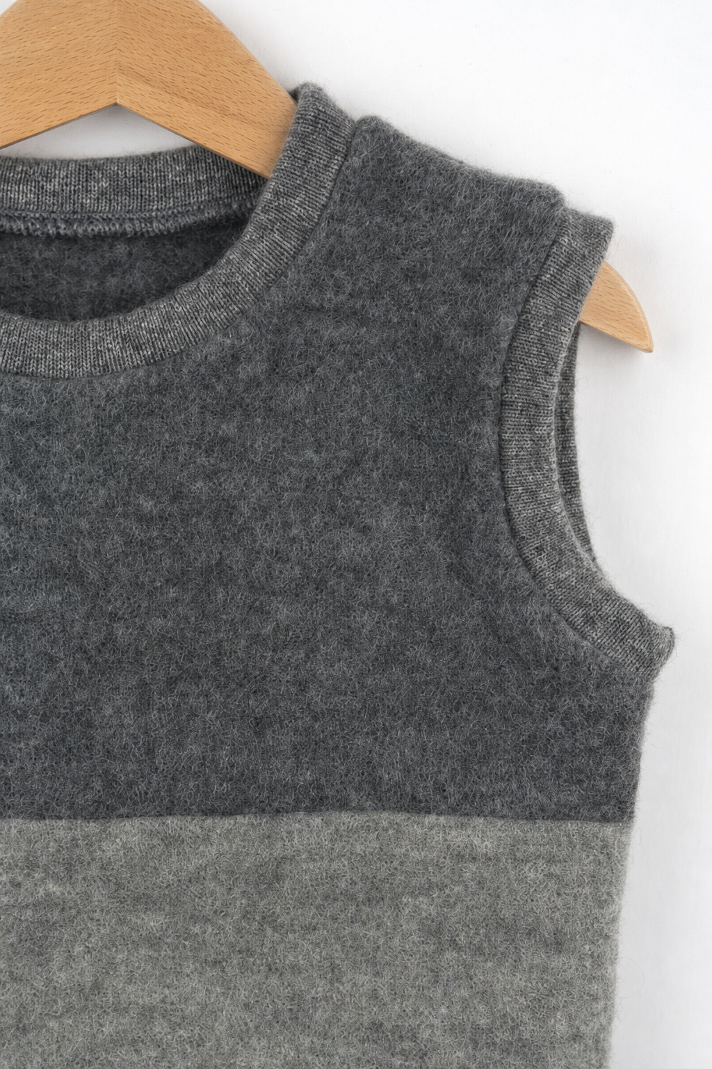Detailaufnahme des Wollfleece Pullunders für Kinder in Größe 98/104