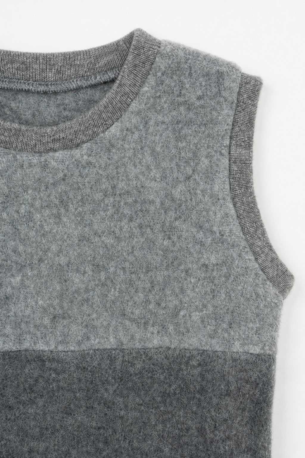 Detailaufnahme des Wollfleece Pullunders für Kinder in Größe 98/104