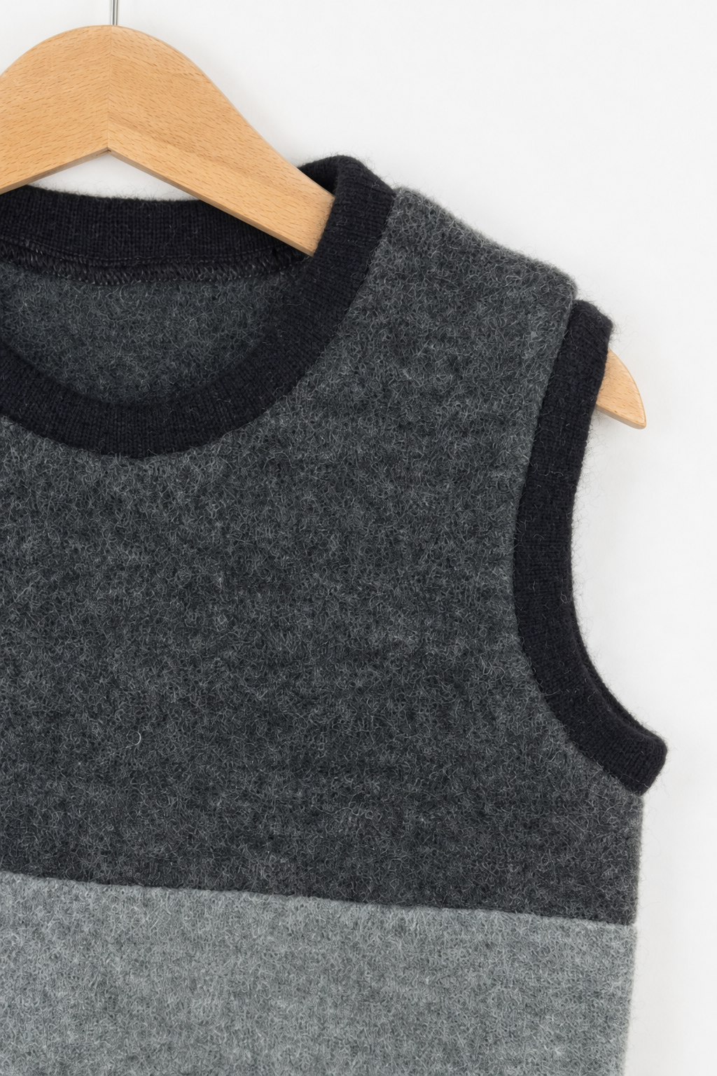 Detailaufnahme des Wollfleece Pullunders für Kinder in Größe 98/104