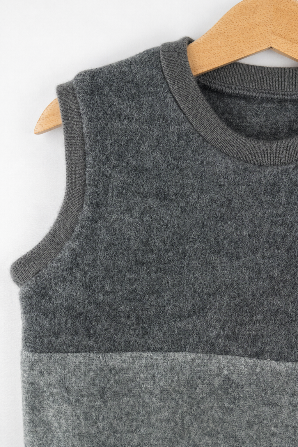 Detailaufnahme des Wollfleece Pullunders für Kinder in Größe 98/104
