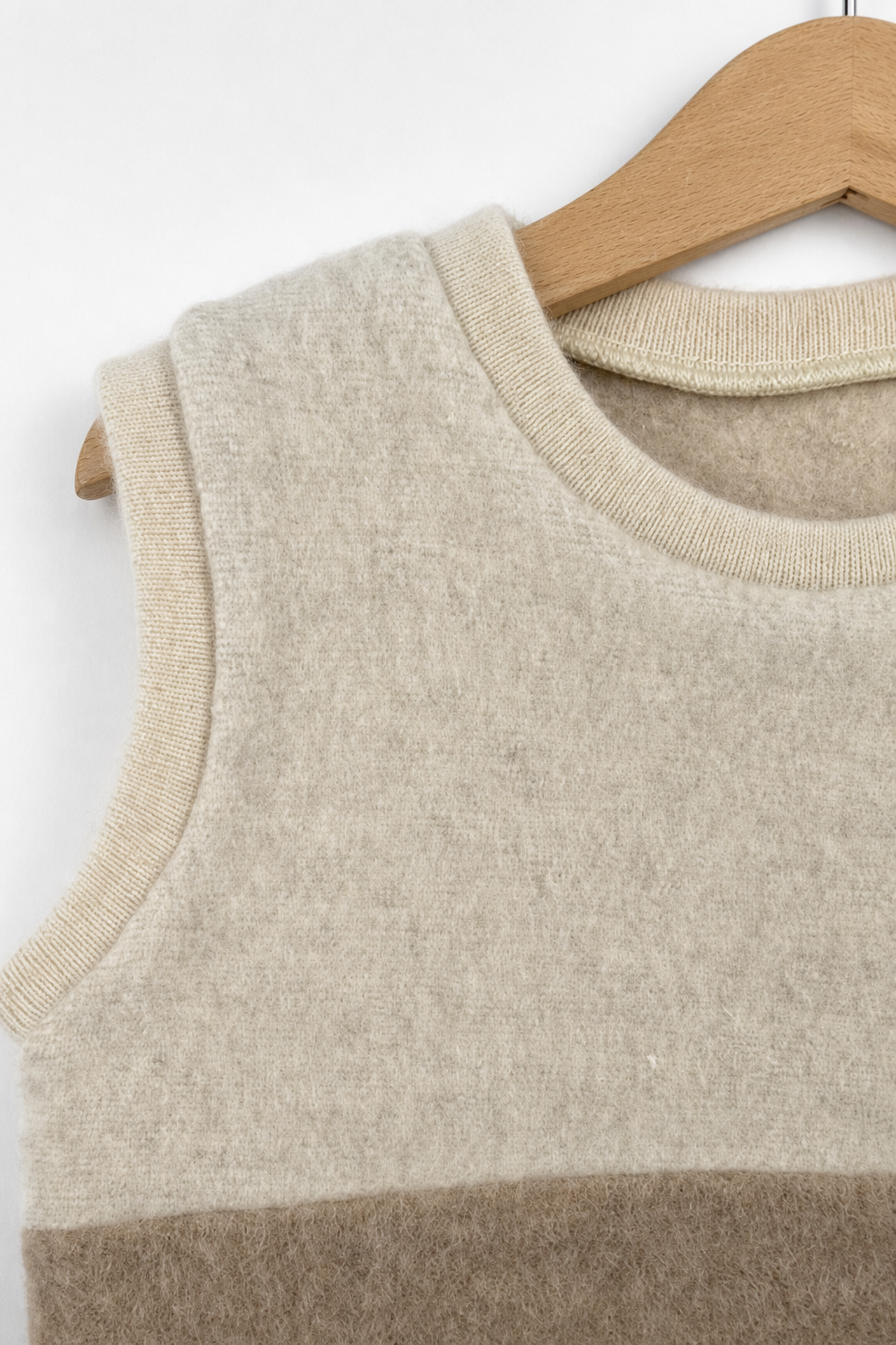Detailaufnahme des Wollfleece Pullunders für Kinder in Größe 98/104