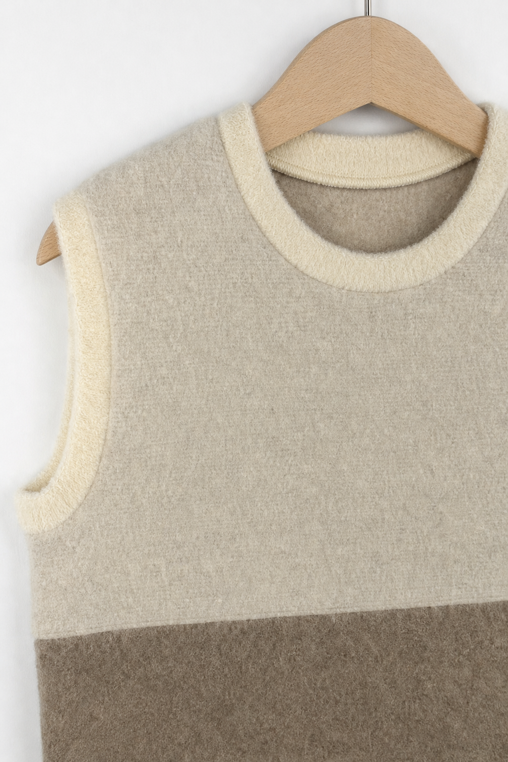 Detailaufnahme des Wollfleece Pullunders für Kinder in Größe 98/104