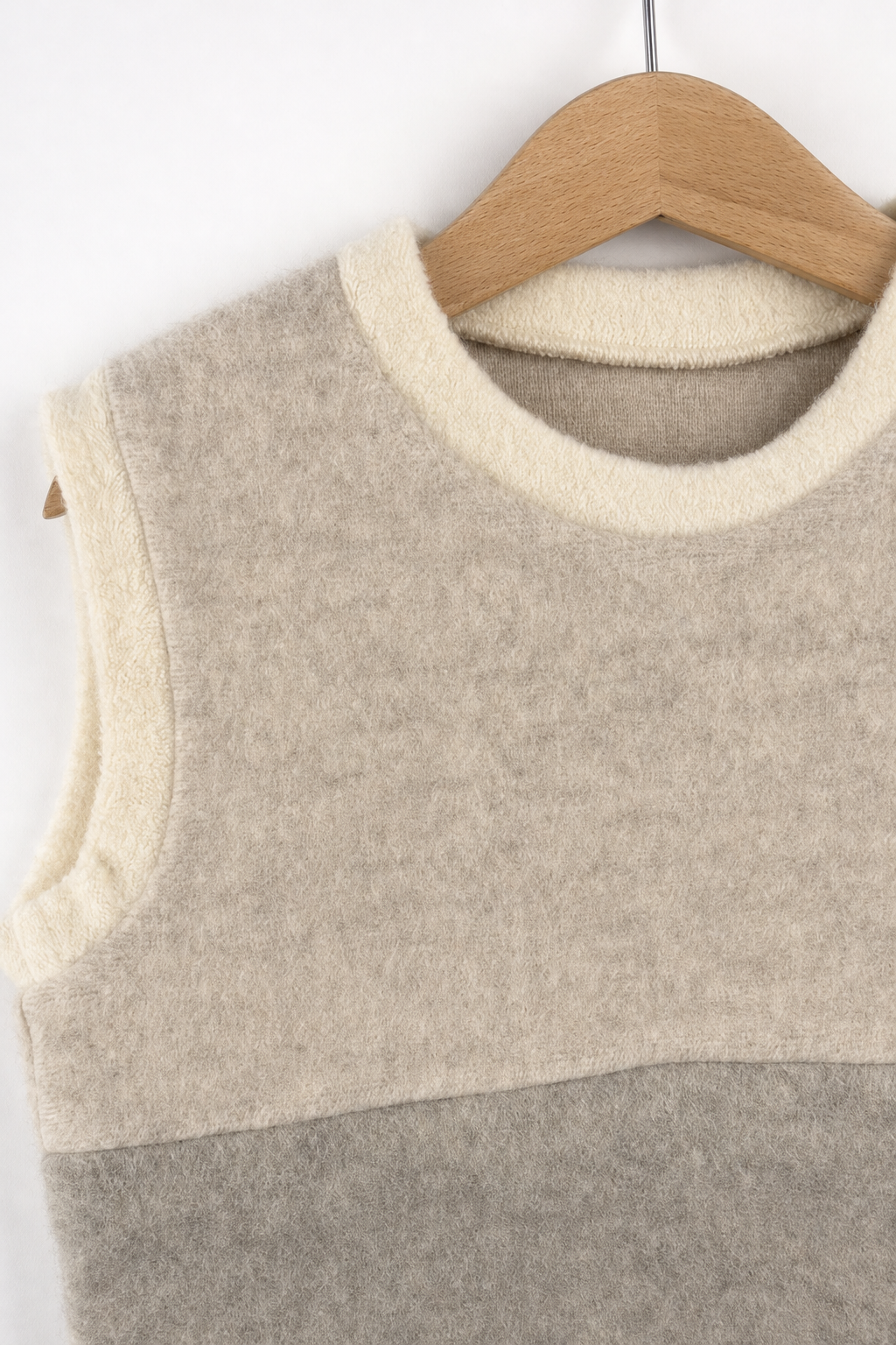 Detailaufnahme des Wollfleece Pullunders für Kinder in Größe 98/104