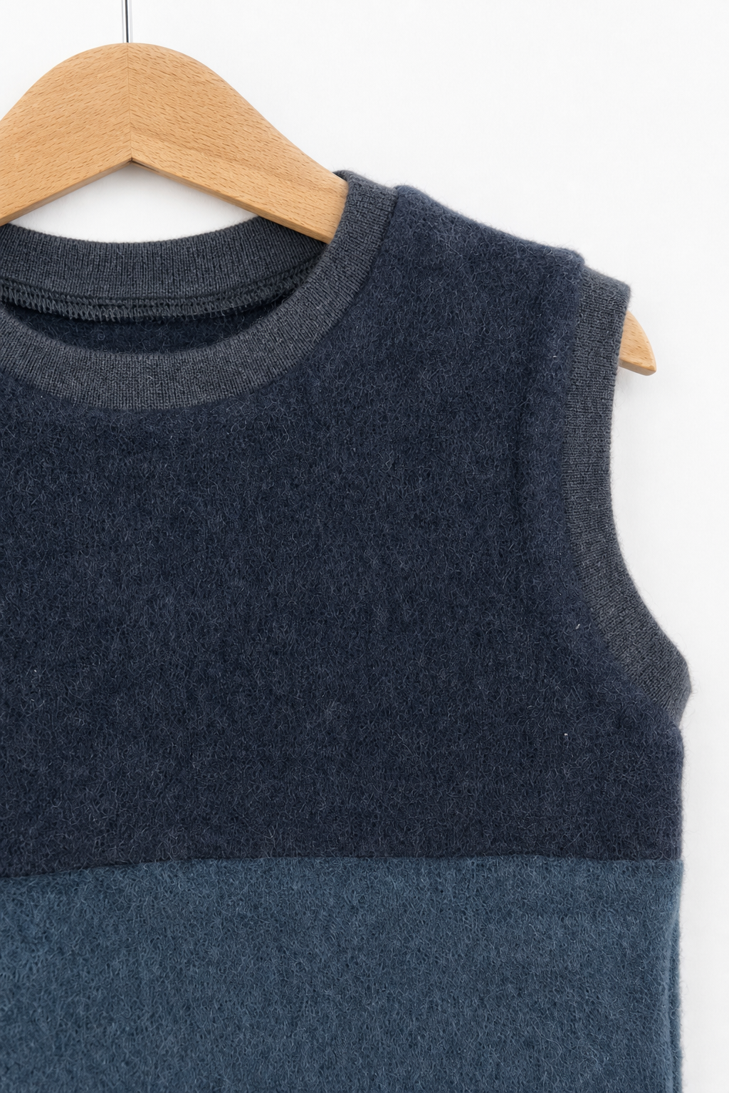 Detailaufnahme des Wollfleece Pullunders für Kinder in Größe 98/104