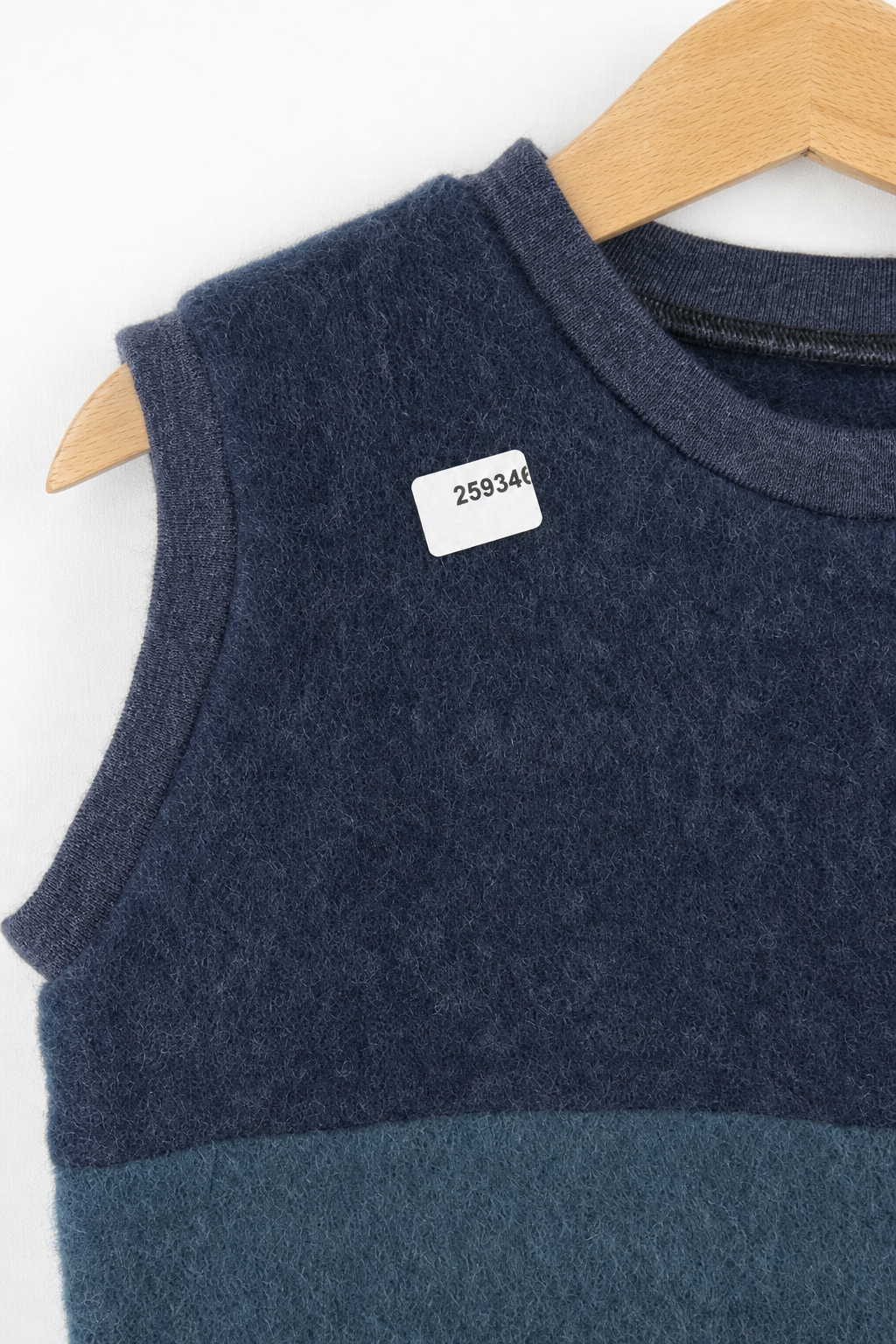 Detailaufnahme des Wollfleece Pullunders für Kinder in Größe 98/104