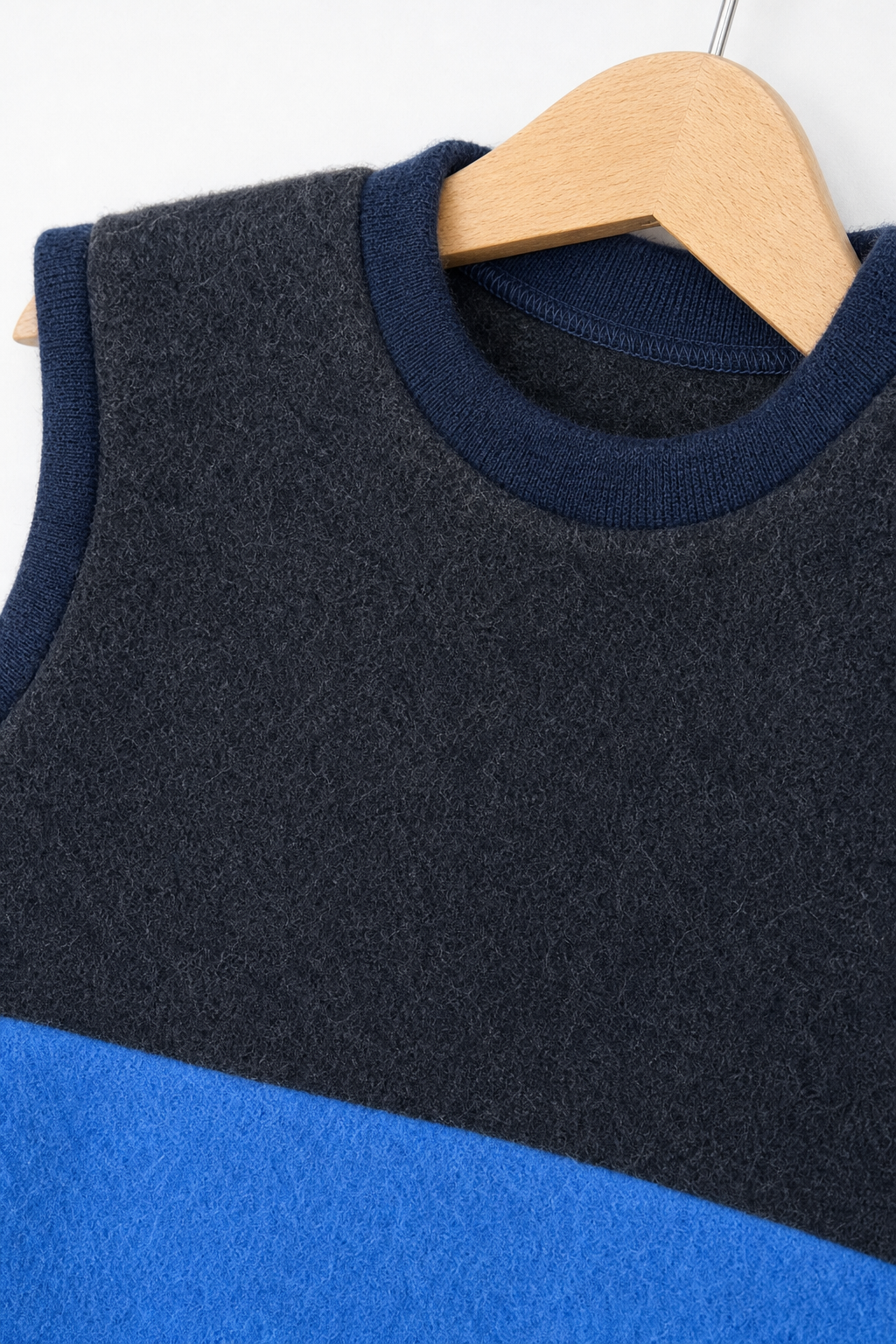 Detailaufnahme des Wollfleece Pullunders für Kinder in Größe 98/104
