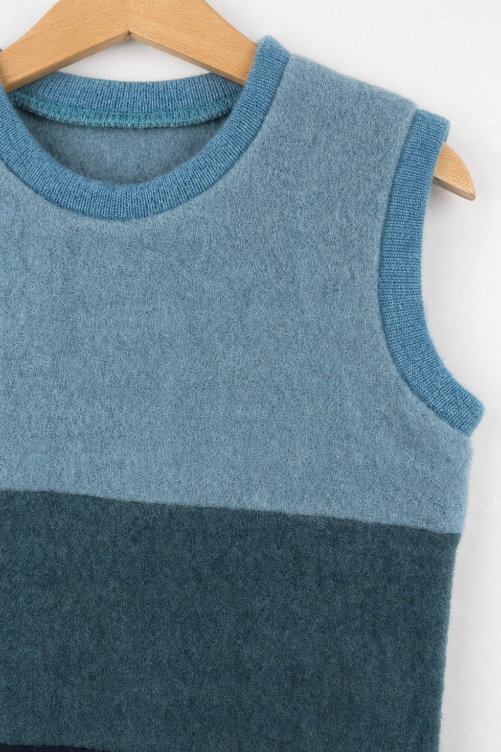 Detailaufnahme des Wollfleece Pullunders für Kinder in Größe 98/104