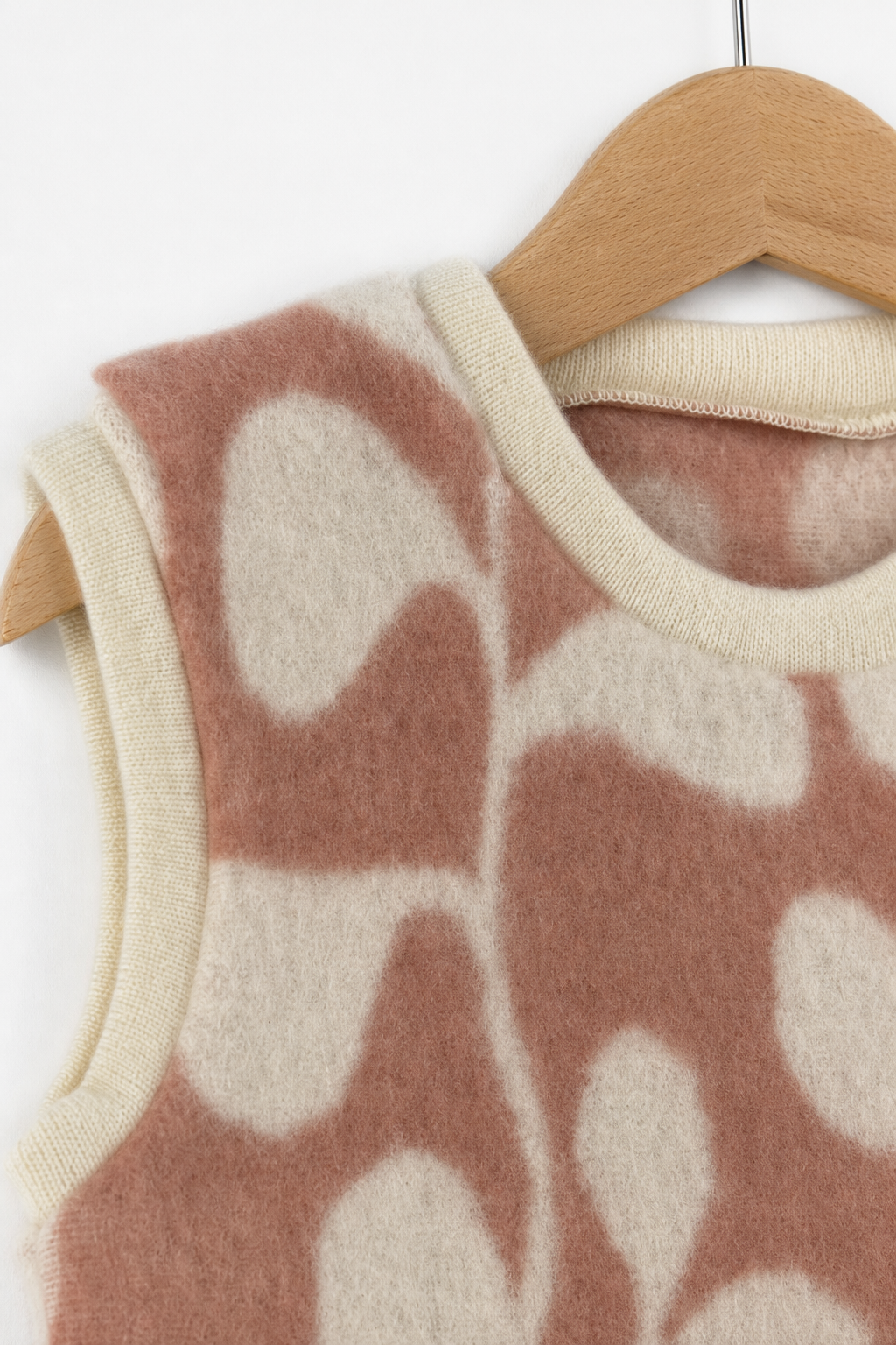 Detailaufnahme des Wollfleece Pullunders für Kinder in Größe 98/104