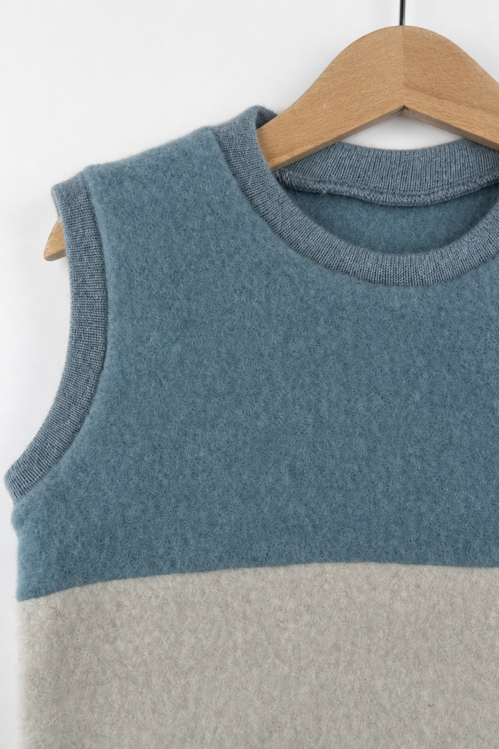 Detailaufnahme des Wollfleece Pullunders für Kinder in Größe 98/104