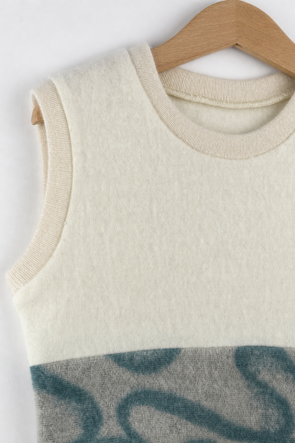 Detailaufnahme des Wollfleece Pullunders für Kinder in Größe 98/104