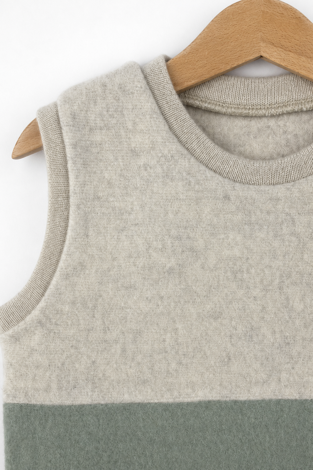 Detailaufnahme des Wollfleece Pullunders für Kinder in Größe 98/104