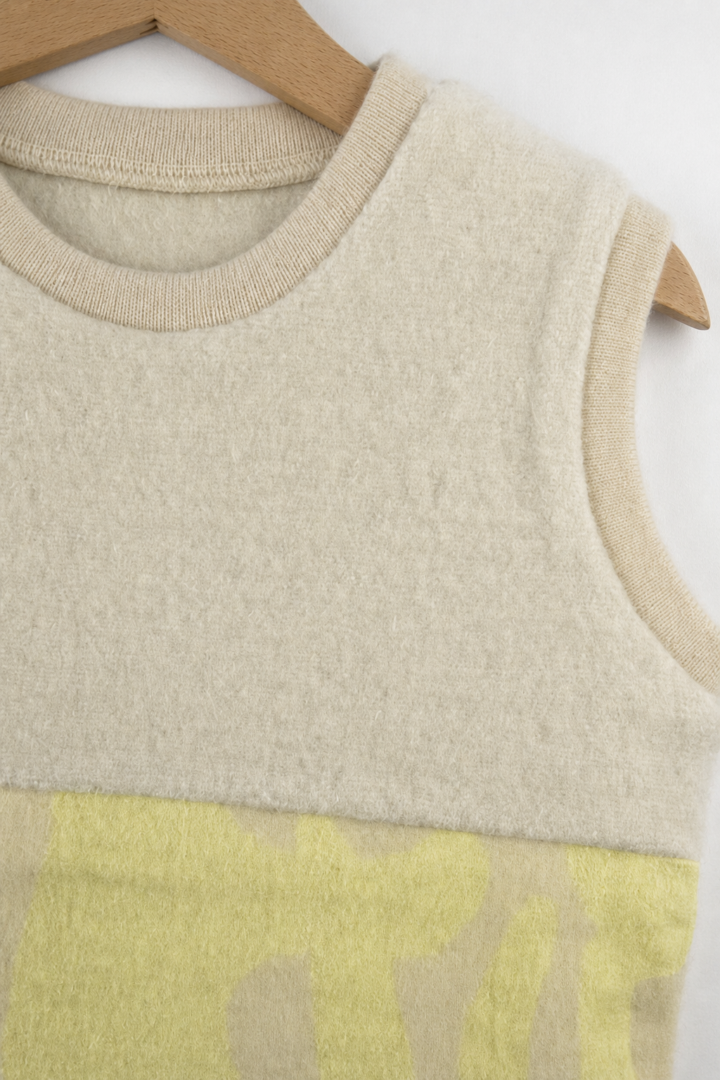 Detailaufnahme des Wollfleece Pullunders für Kinder in Größe 98/104