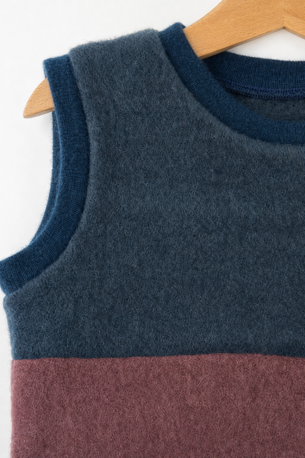 Detailaufnahme des Wollfleece Pullunders für Kinder in Größe 98/104