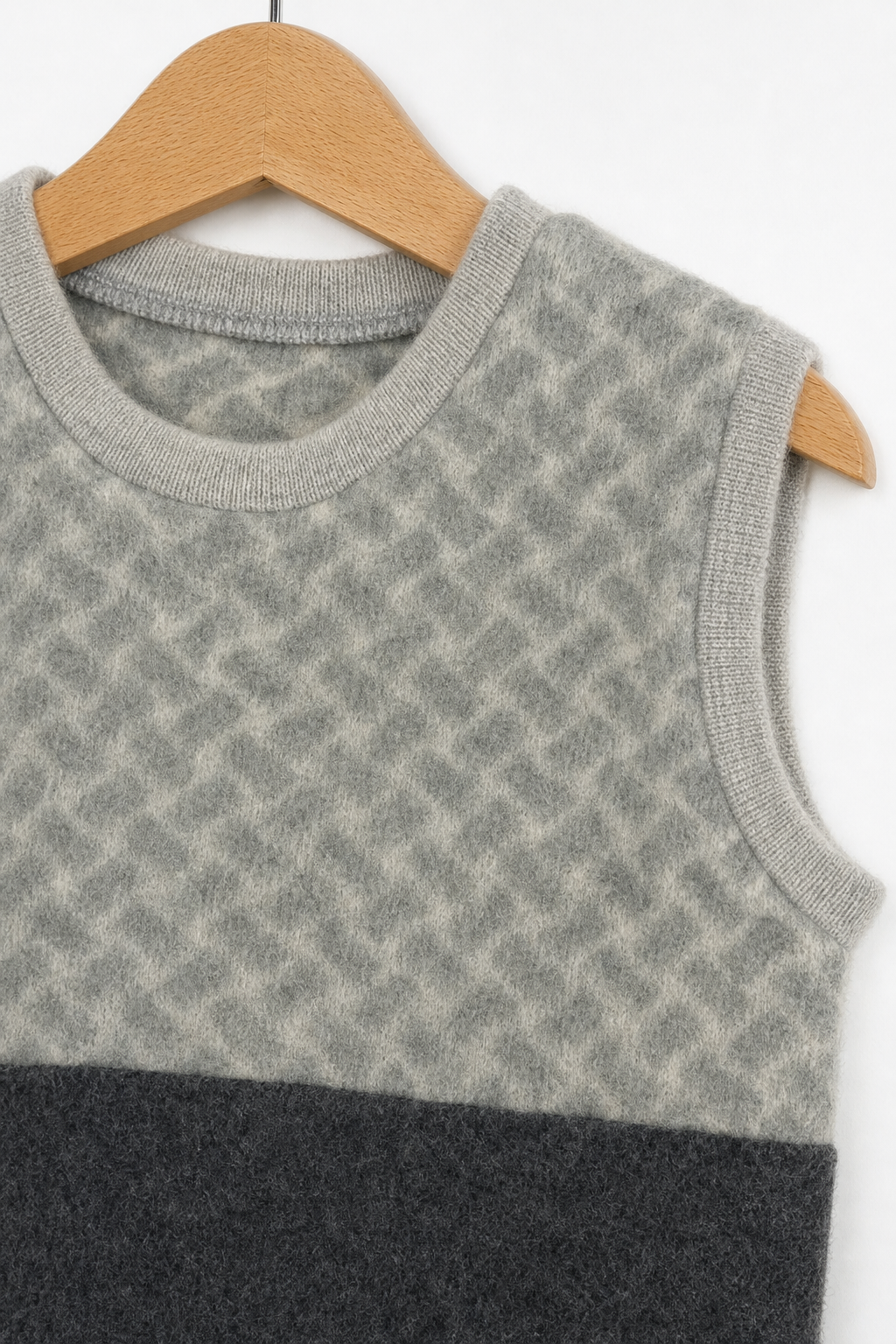 Detailaufnahme des Wollfleece Pullunders für Kinder in Größe 98/104
