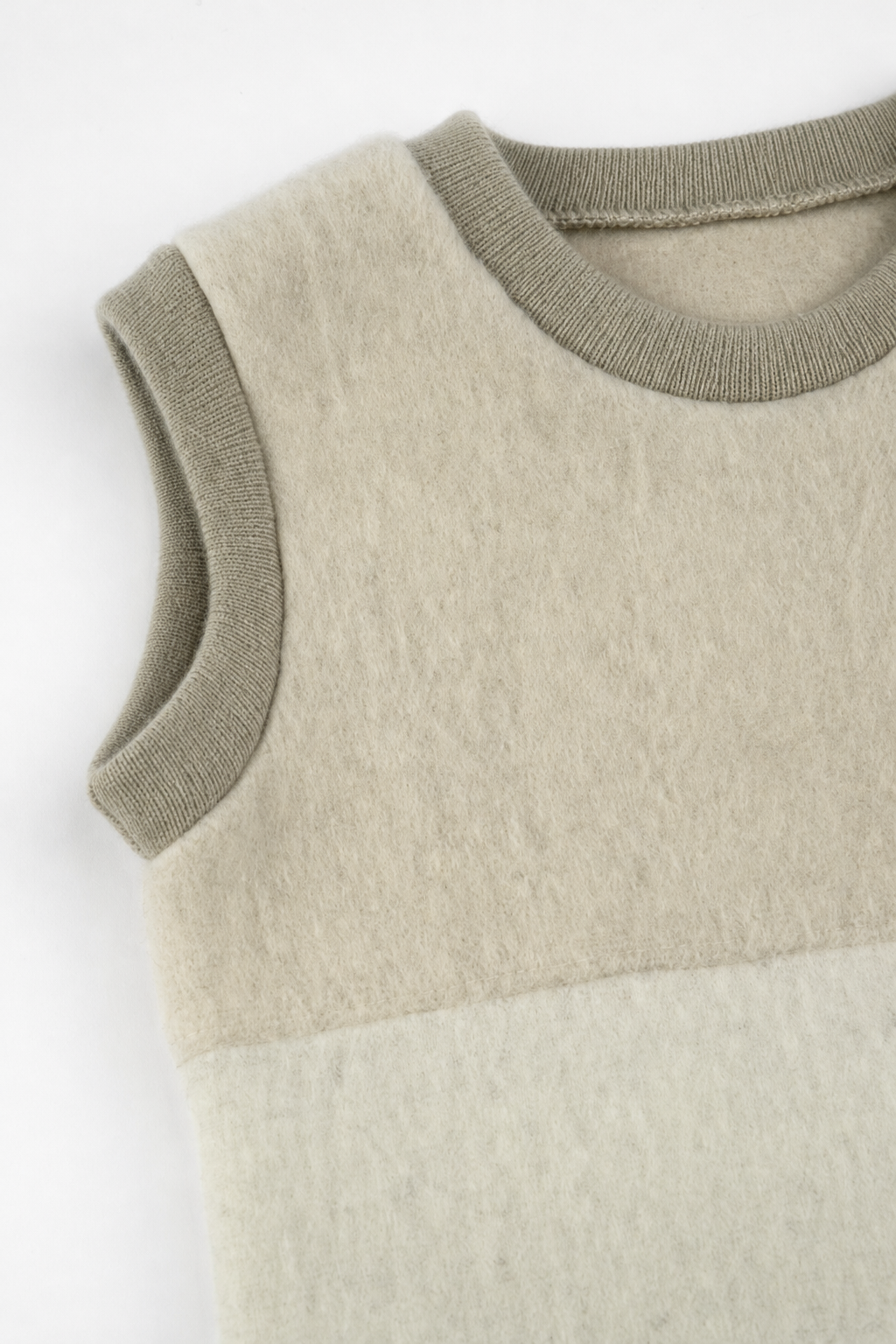 Detailaufnahme des Wollfleece Pullunders für Babys in Größe 74/80