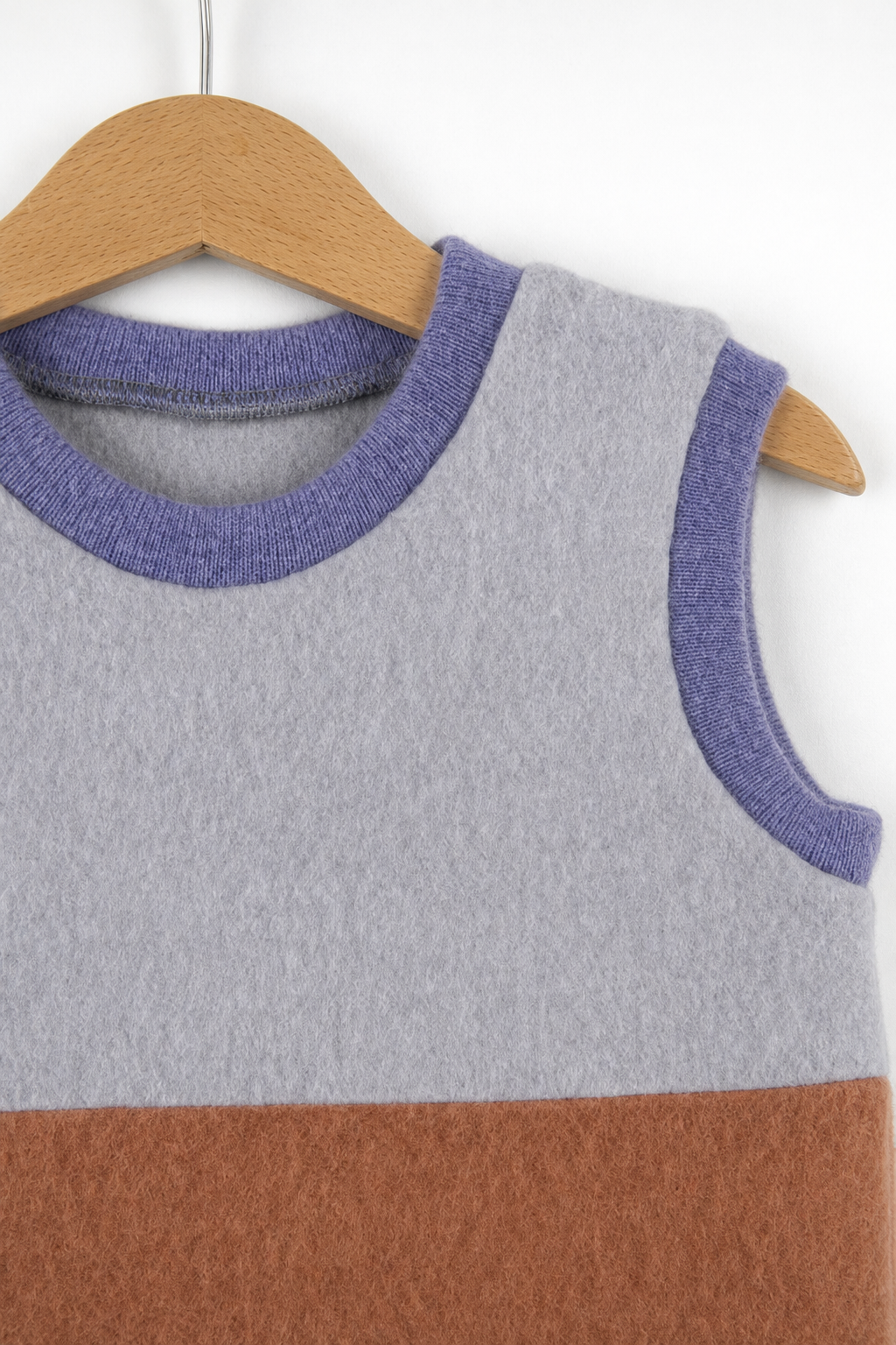 Detailaufnahme des Wollfleece Pullunders für Babys in Größe 74/80
