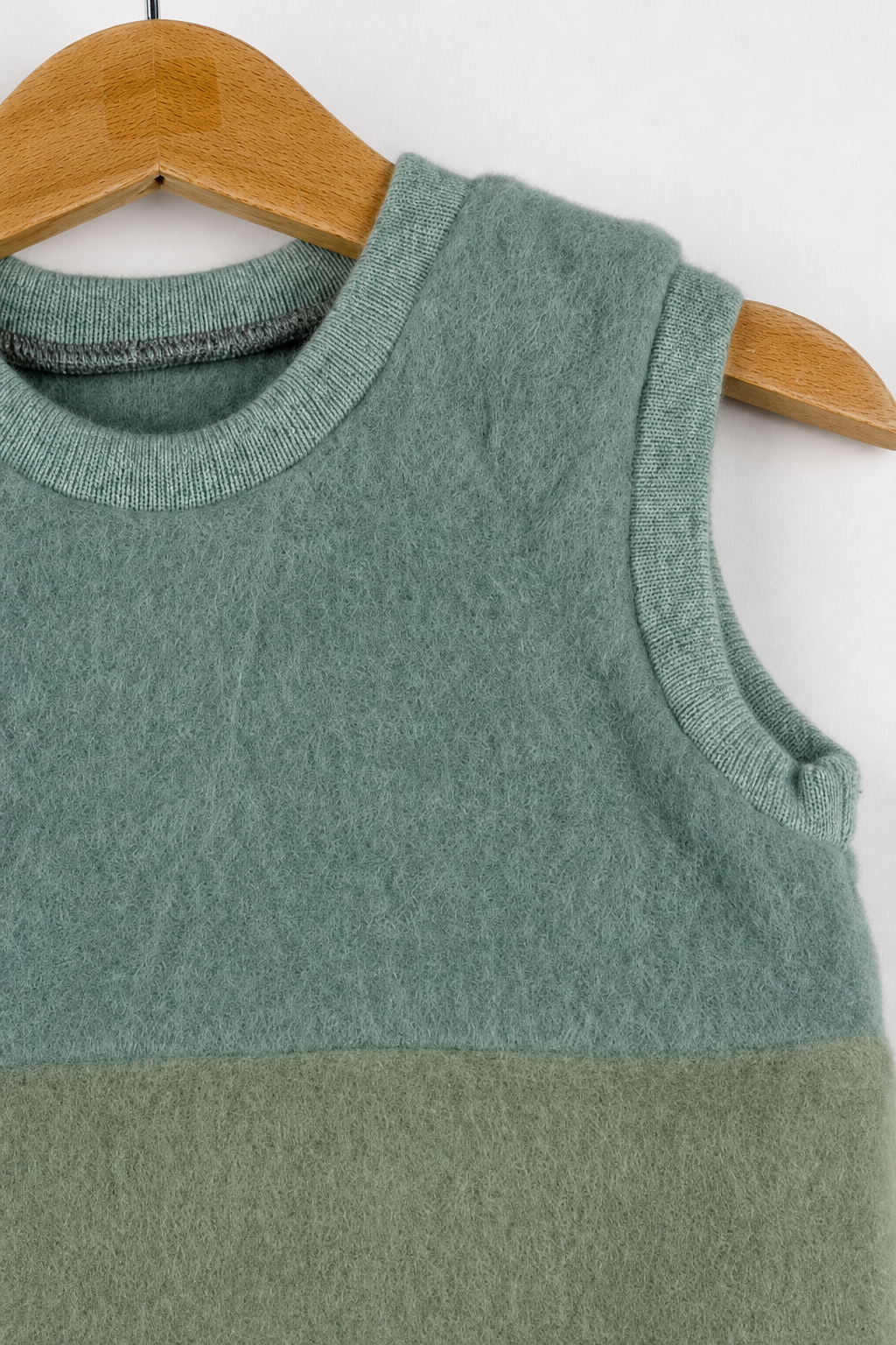 Detailaufnahme des Wollfleece Pullunders für Babys in Größe 74/80