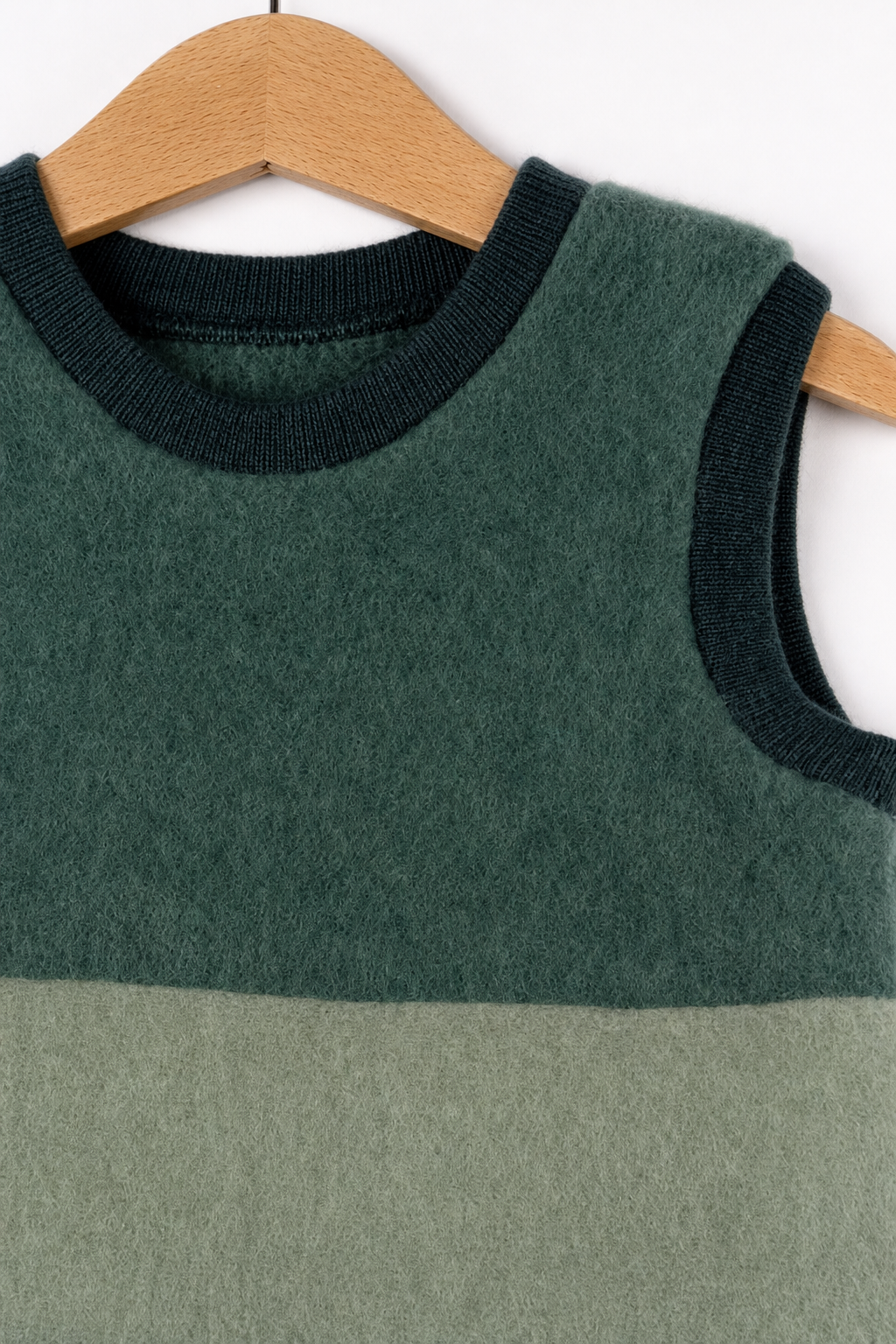Detailaufnahme des Wollfleece Pullunders für Babys in Größe 74/80