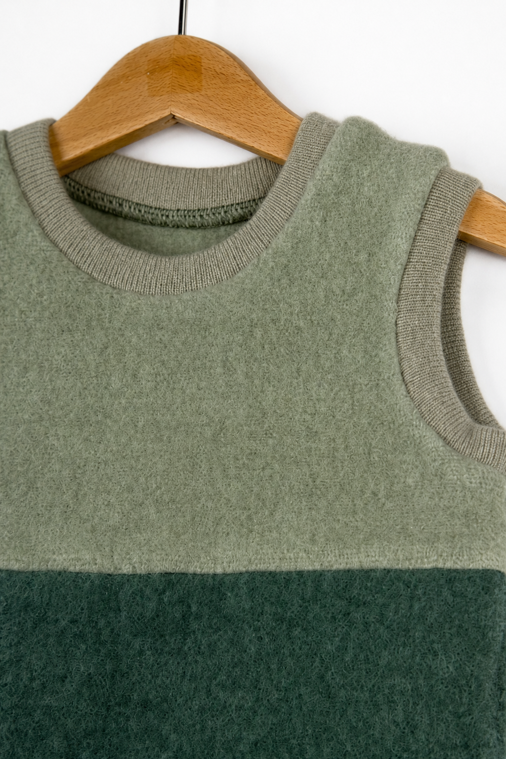 Detailaufnahme des Wollfleece Pullunders für Babys in Größe 74/80
