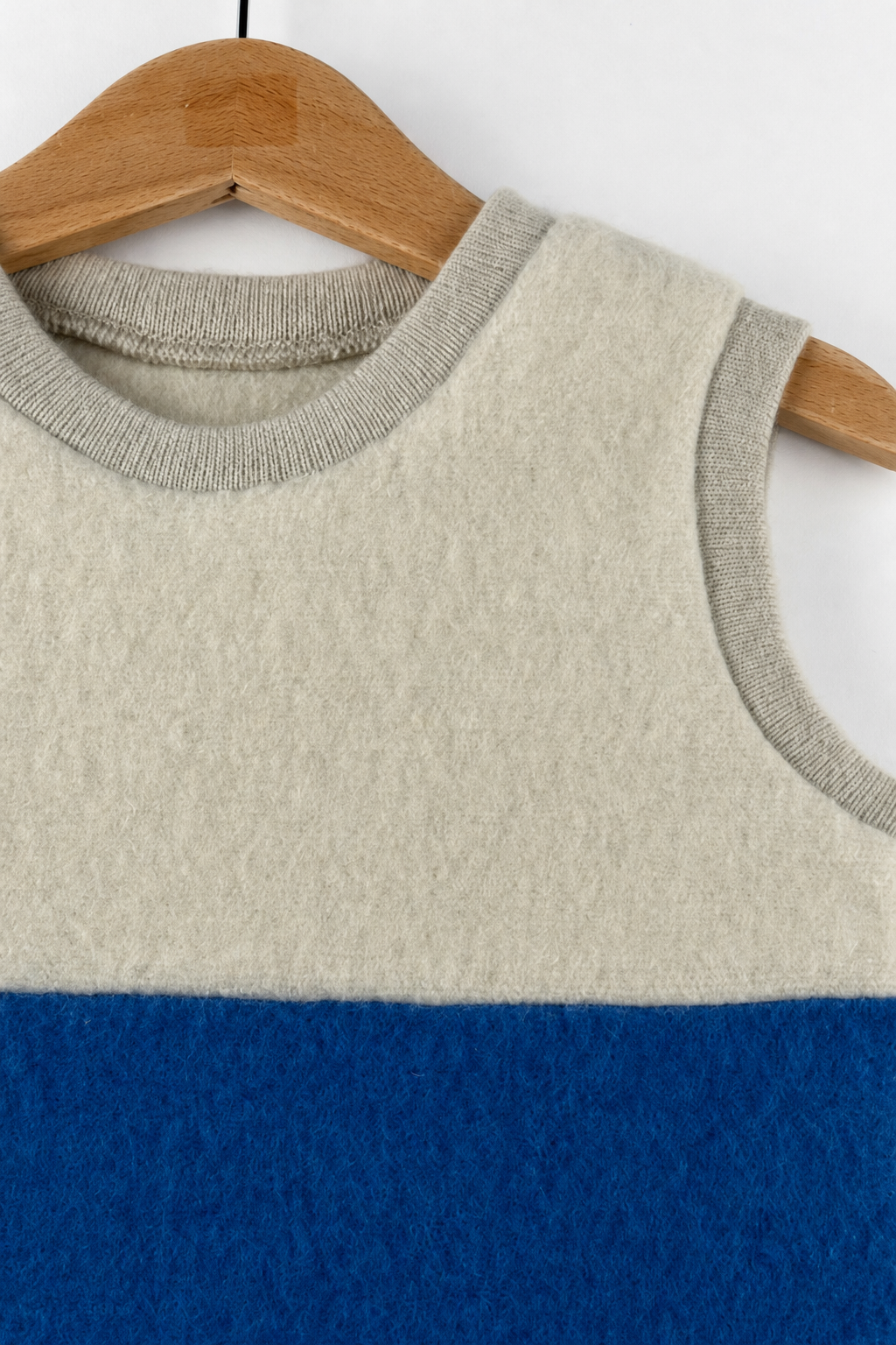 Detailaufnahme des Wollfleece Pullunders für Babys in Größe 74/80