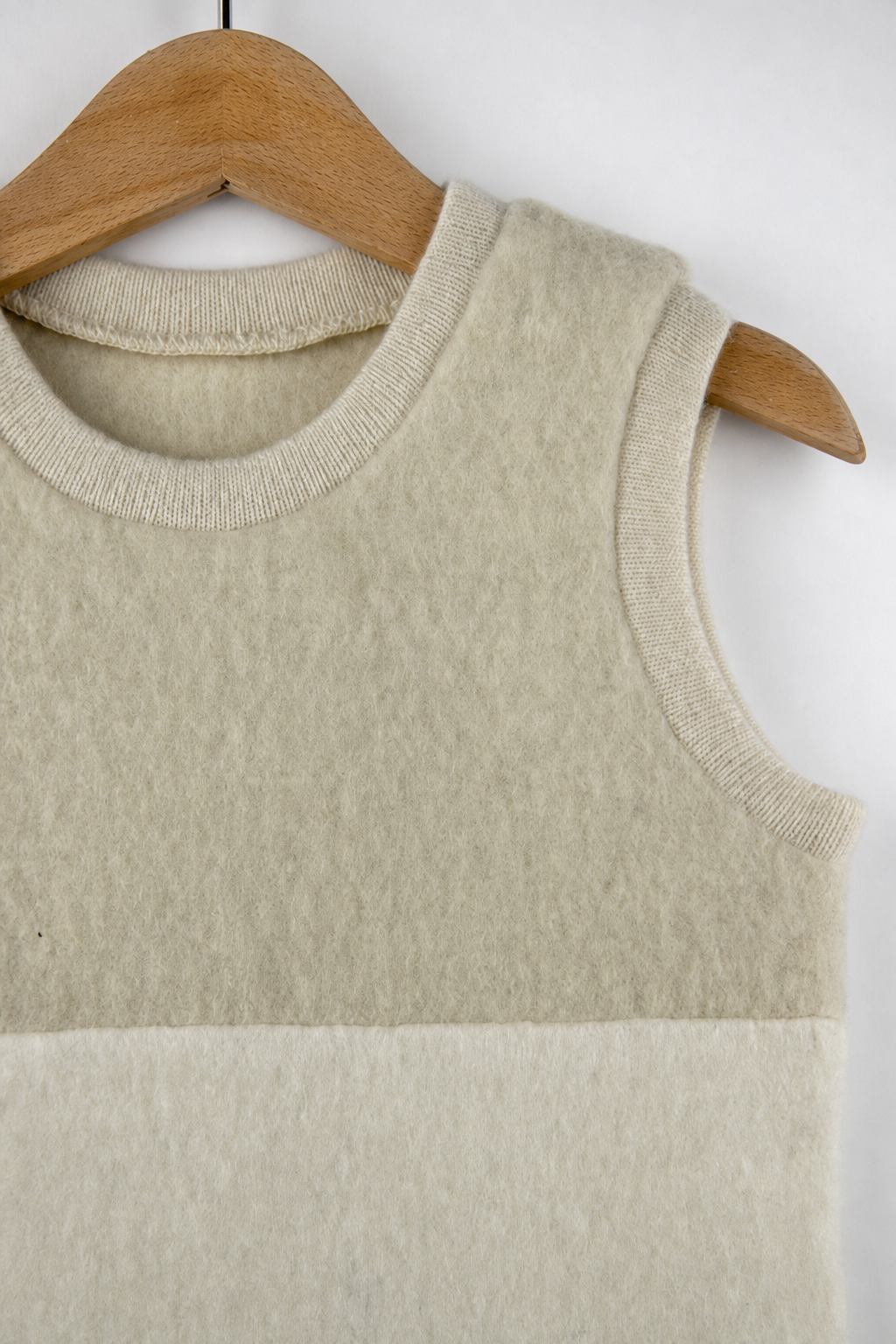 Detailaufnahme des Wollfleece Pullunders für Babys in Größe 74/80