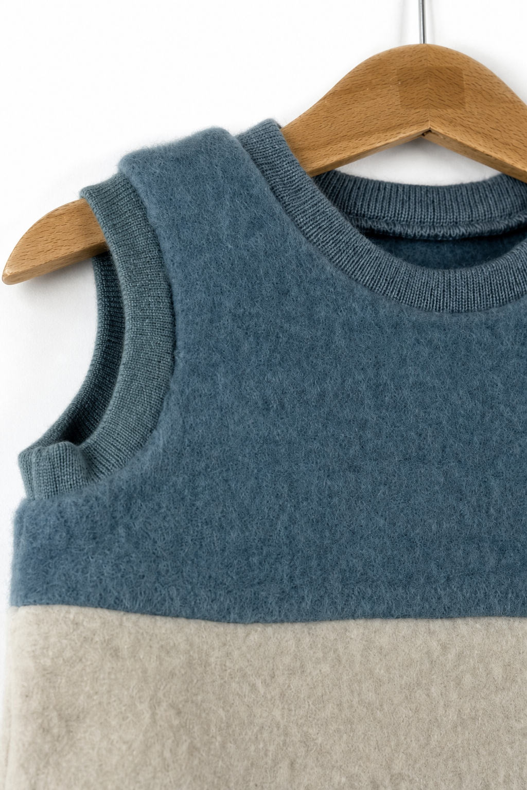 Detailaufnahme des Wollfleece Pullunders für Babys in Größe 74/80