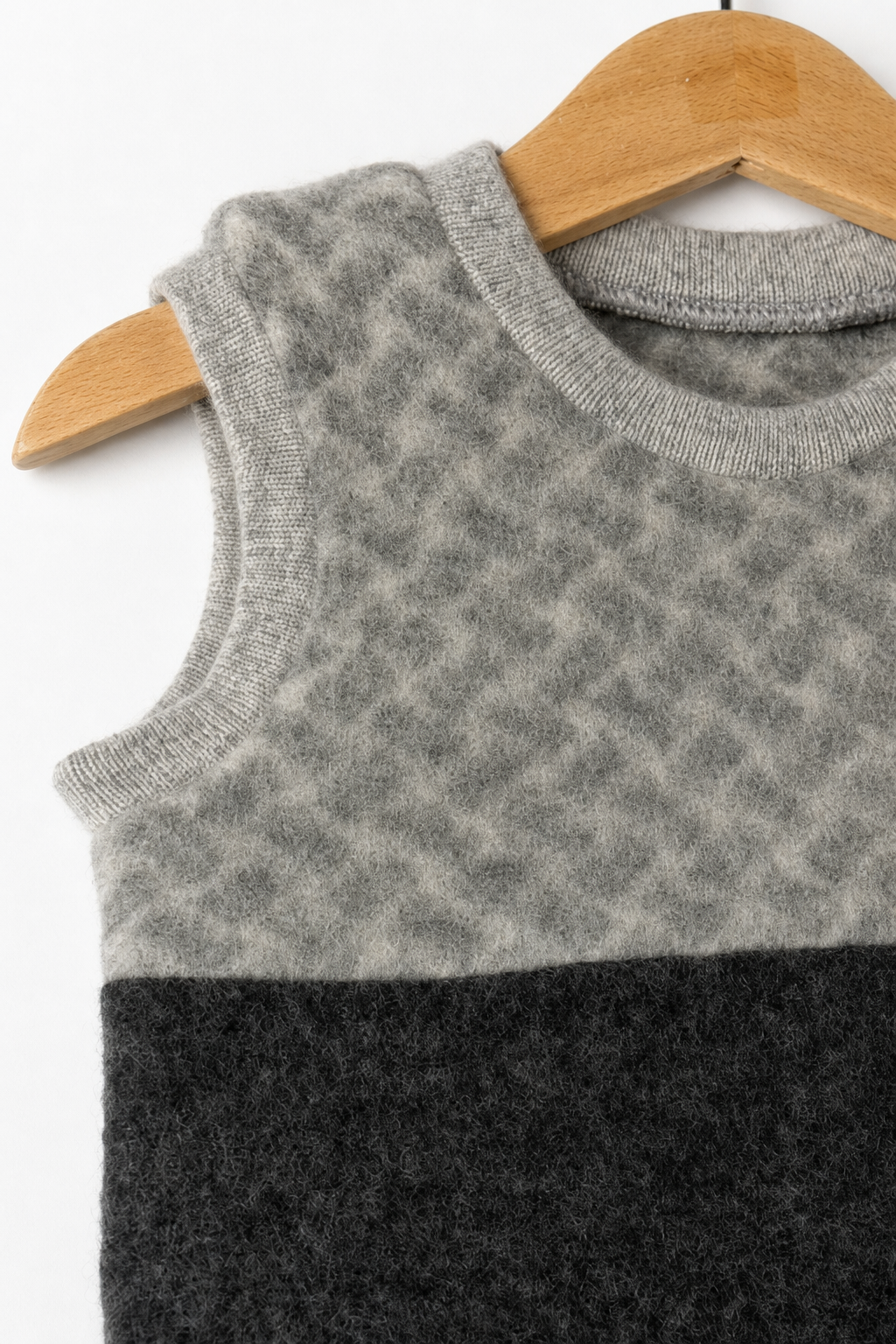 Detailaufnahme des Wollfleece Pullunders für Babys in Größe 74/80