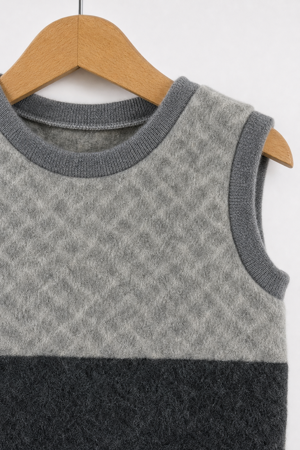 Detailaufnahme des Wollfleece Pullunders für Babys in Größe 74/80