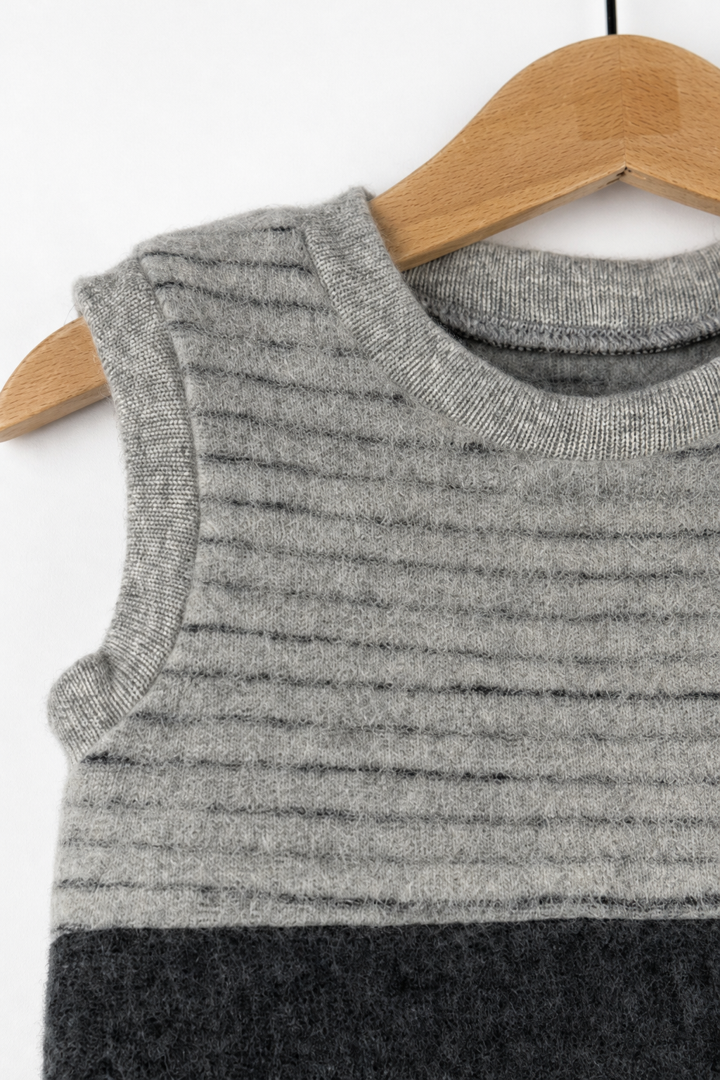 Detailaufnahme des Wollfleece Pullunders für Babys in Größe 74/80