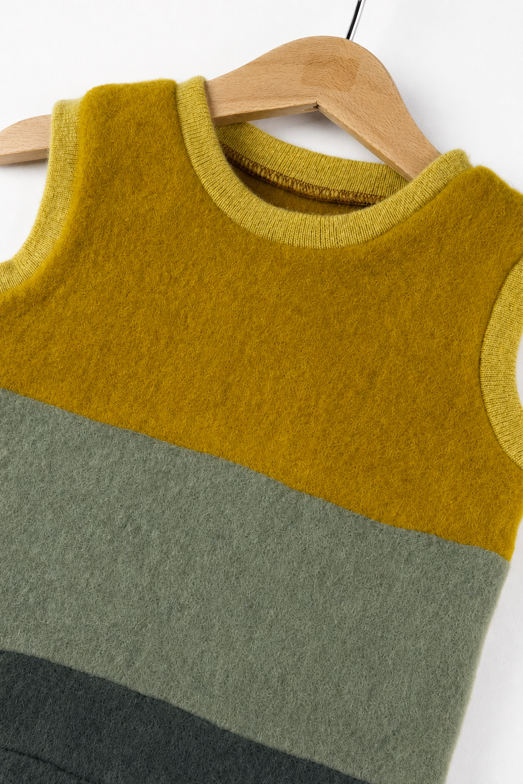 Detailaufnahme des Wollfleece Pullunders für Babys in Größe 74/80