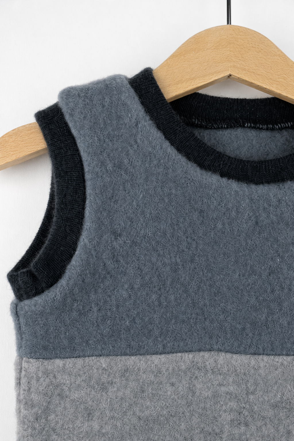 Detailaufnahme des Wollfleece Pullunders für Babys in Größe 74/80