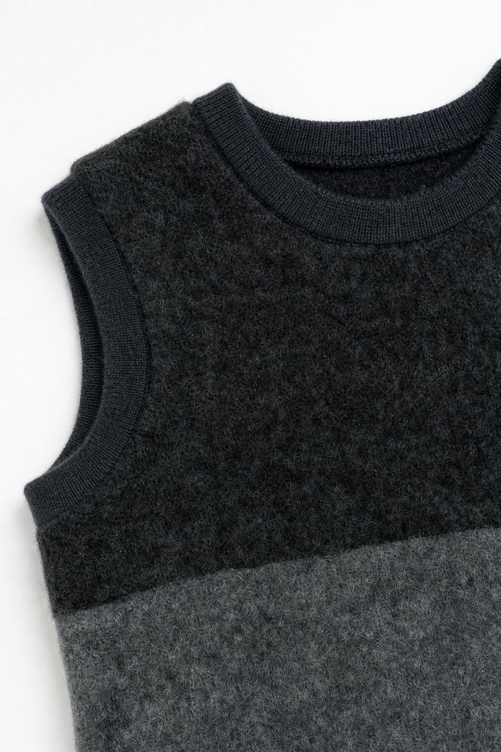 Detailaufnahme des Wollfleece Pullunders für Babys in Größe 74/80