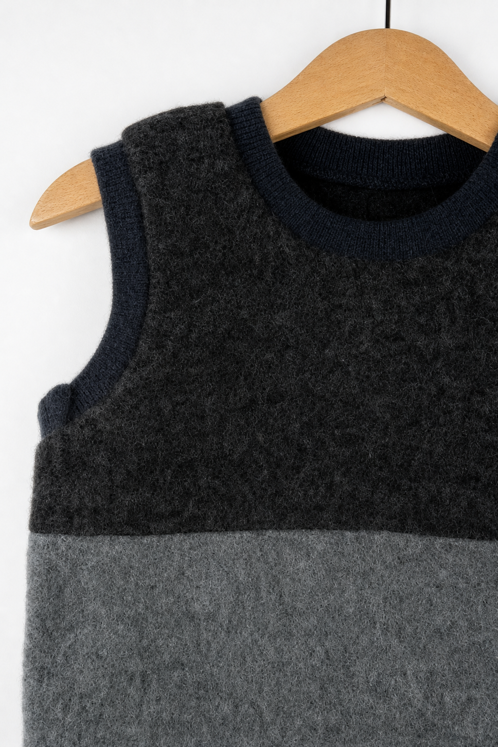 Detailaufnahme des Wollfleece Pullunders für Babys in Größe 74/80
