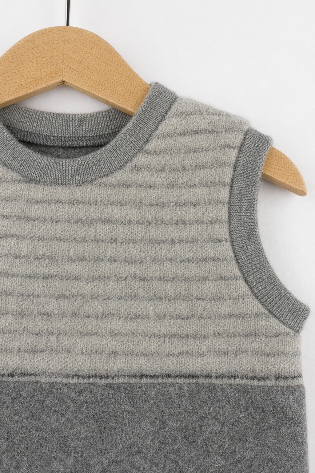 Detailaufnahme des Wollfleece Pullunders für Babys in Größe 74/80