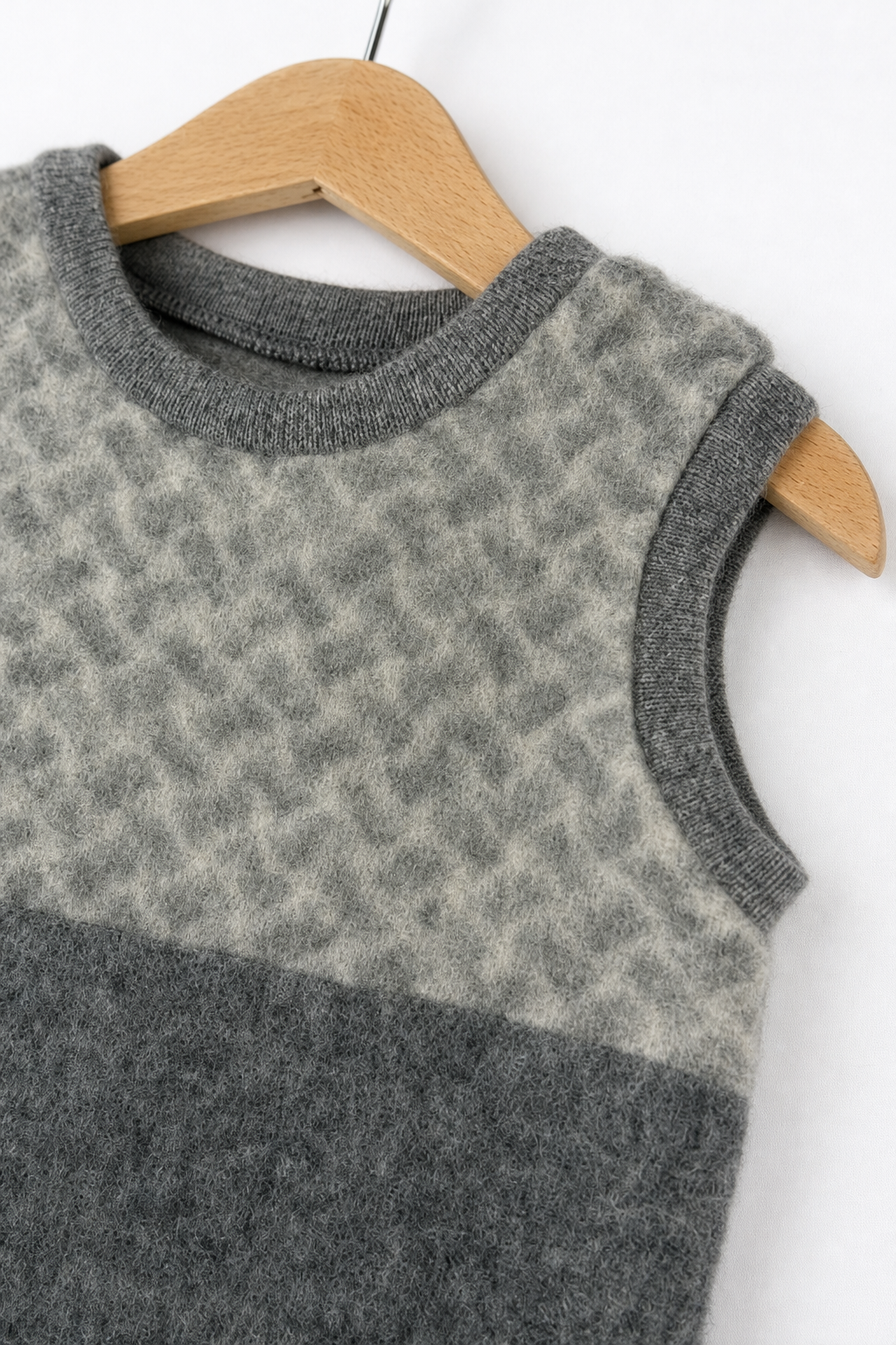 Detailaufnahme des Wollfleece Pullunders für Babys in Größe 74/80