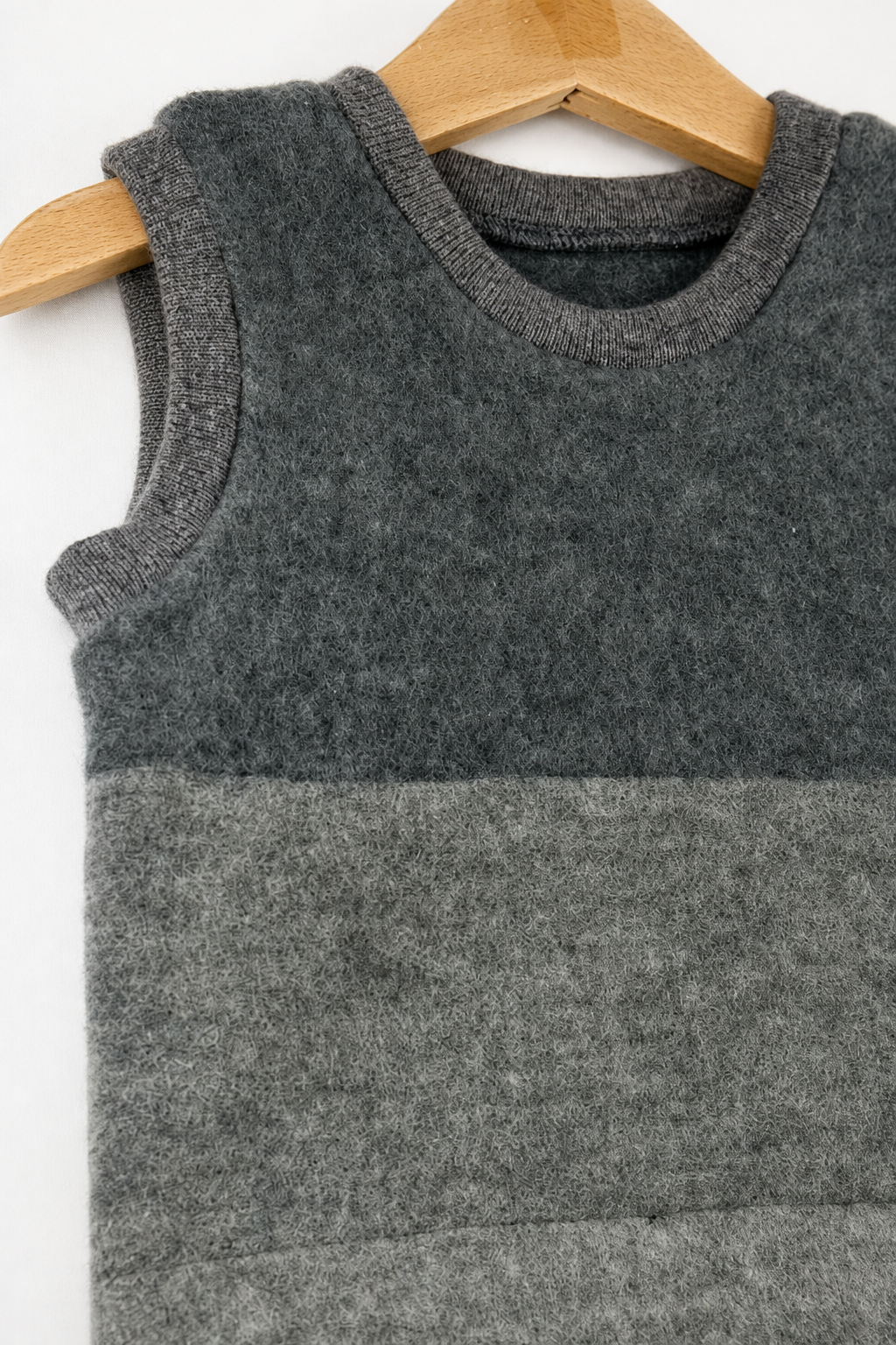 Detailaufnahme des Wollfleece Pullunders für Babys in Größe 74/80
