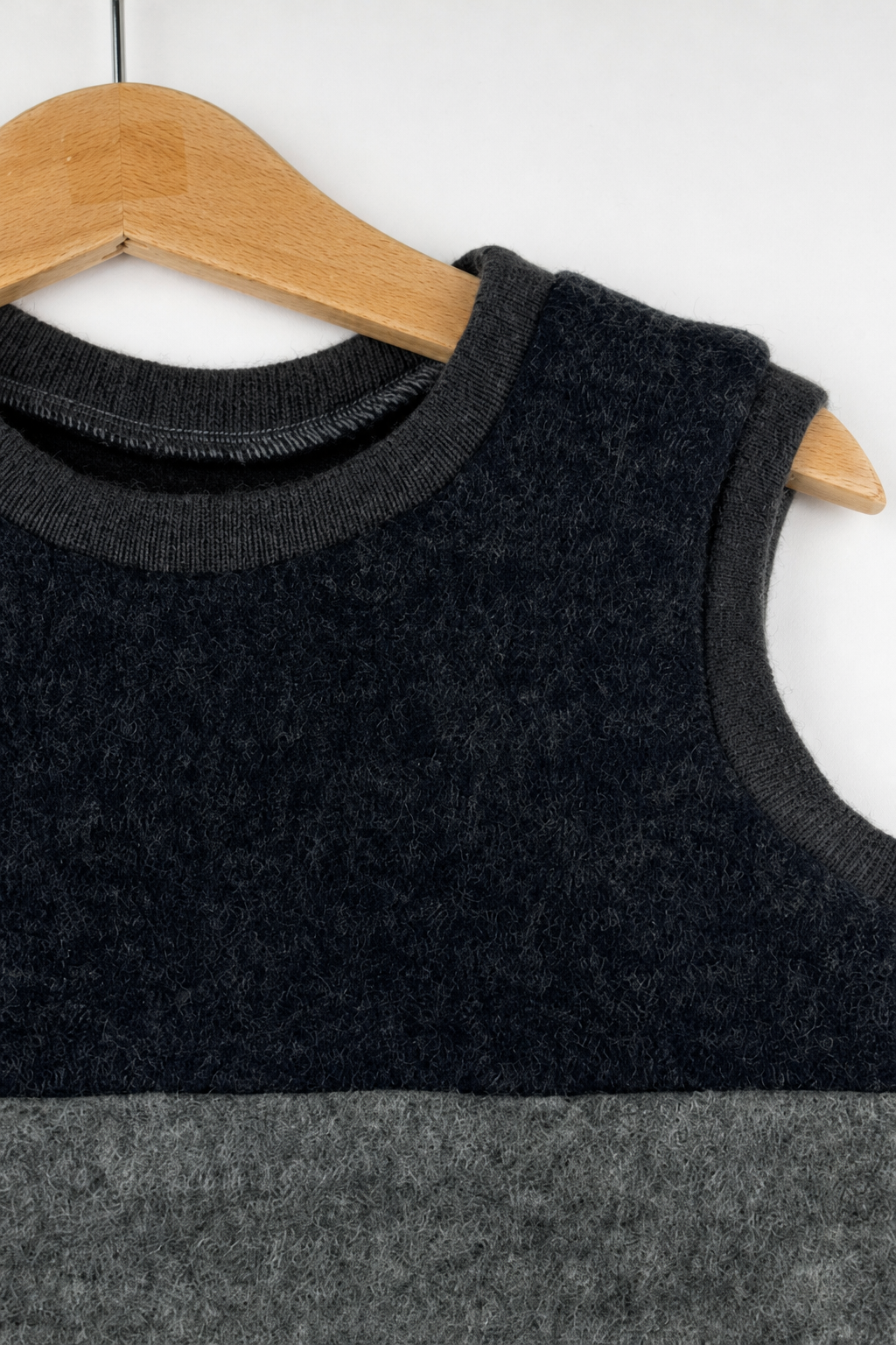 Detailaufnahme des Wollfleece Pullunders für Babys in Größe 74/80