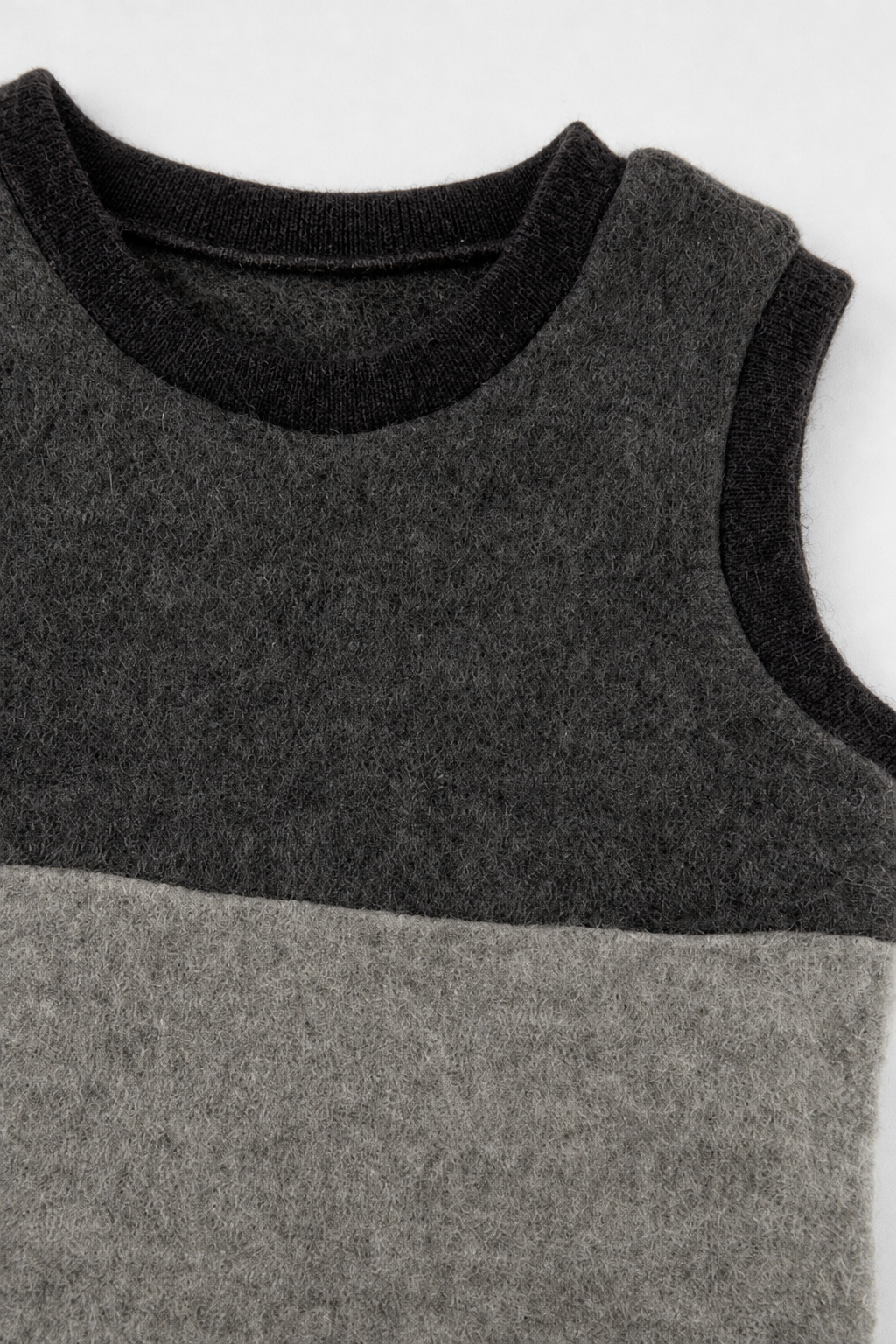 Detailaufnahme des Wollfleece Pullunders für Babys in Größe 74/80