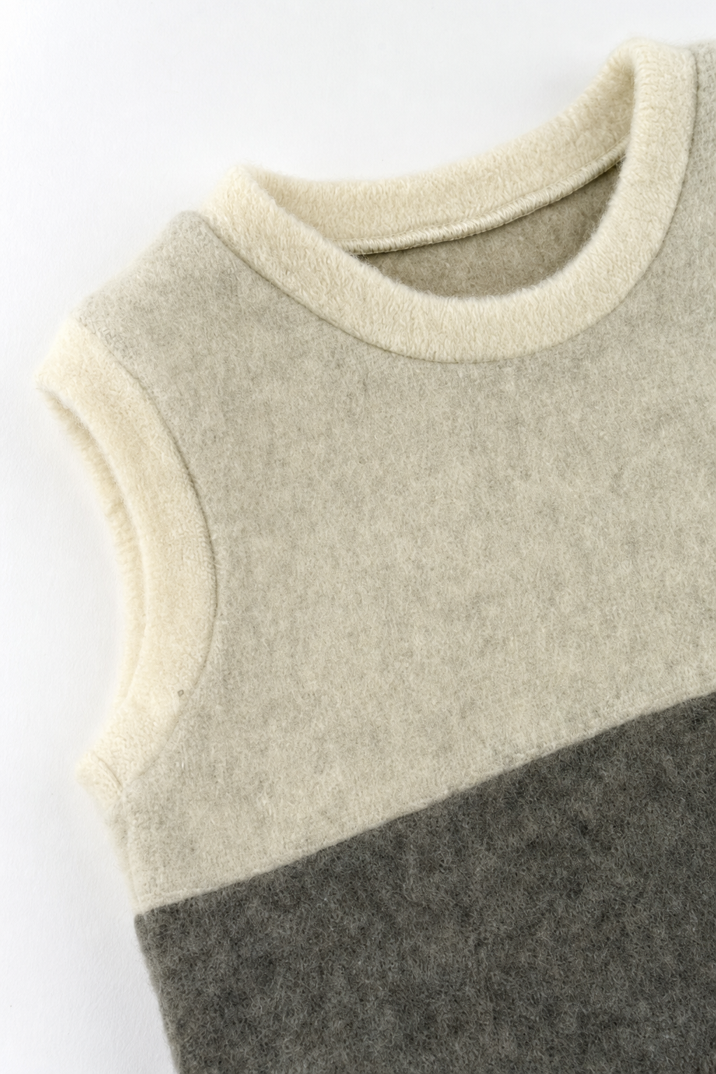 Detailaufnahme des Wollfleece Pullunders für Babys in Größe 74/80
