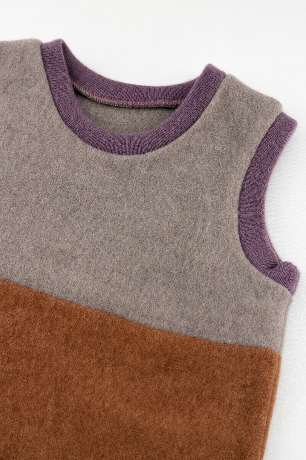 Detailaufnahme des Wollfleece Pullunders für Babys in Größe 74/80