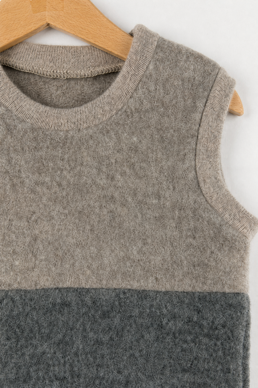 Detailaufnahme des Wollfleece Pullunders für Babys in Größe 74/80