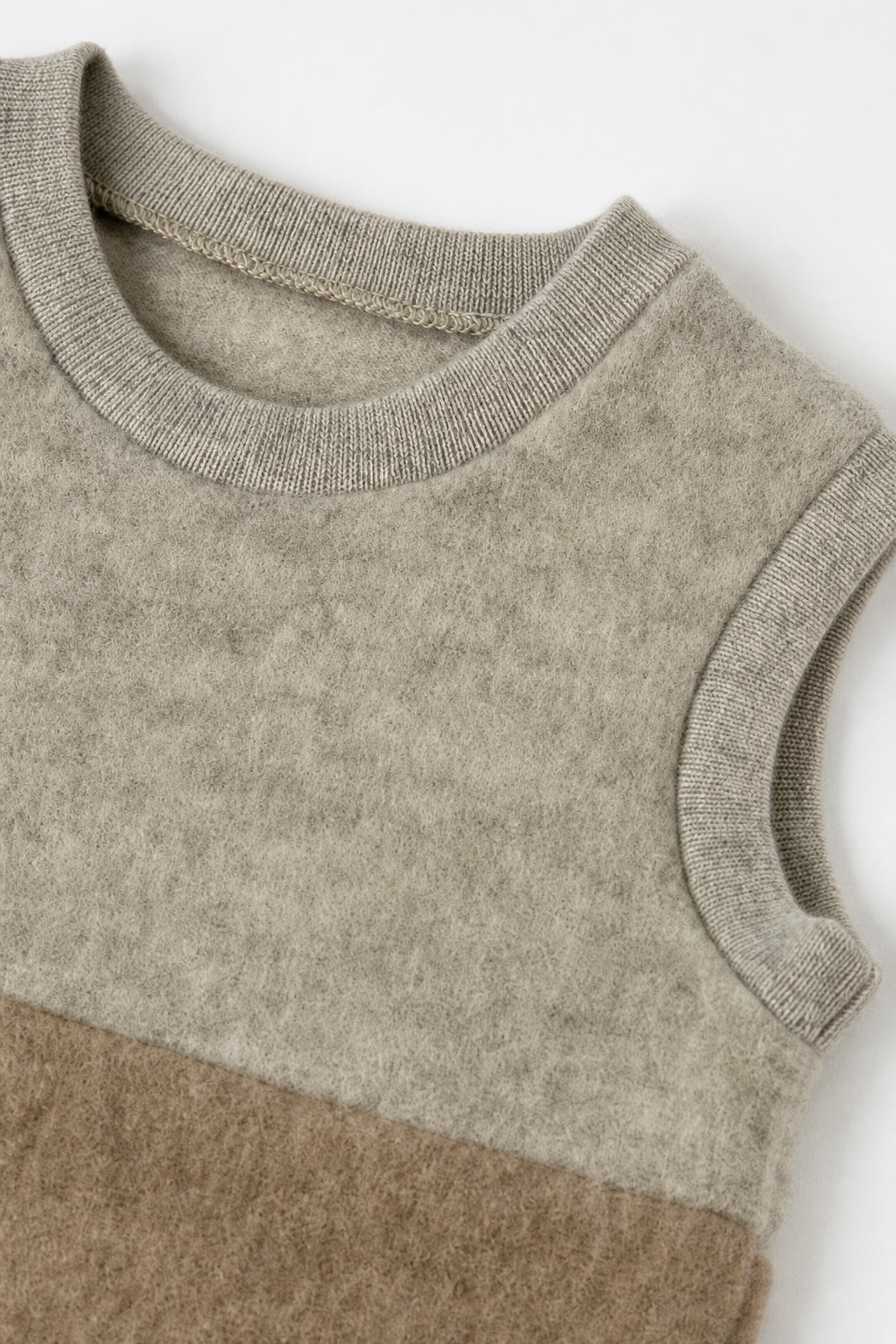 Detailaufnahme des Wollfleece Pullunders für Babys in Größe 74/80