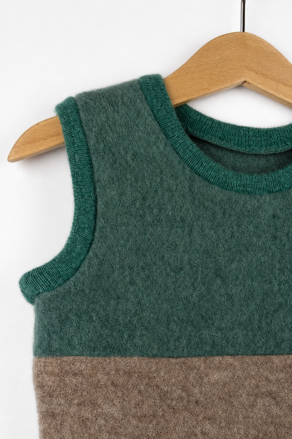 Detailaufnahme des Wollfleece Pullunders für Babys in Größe 74/80