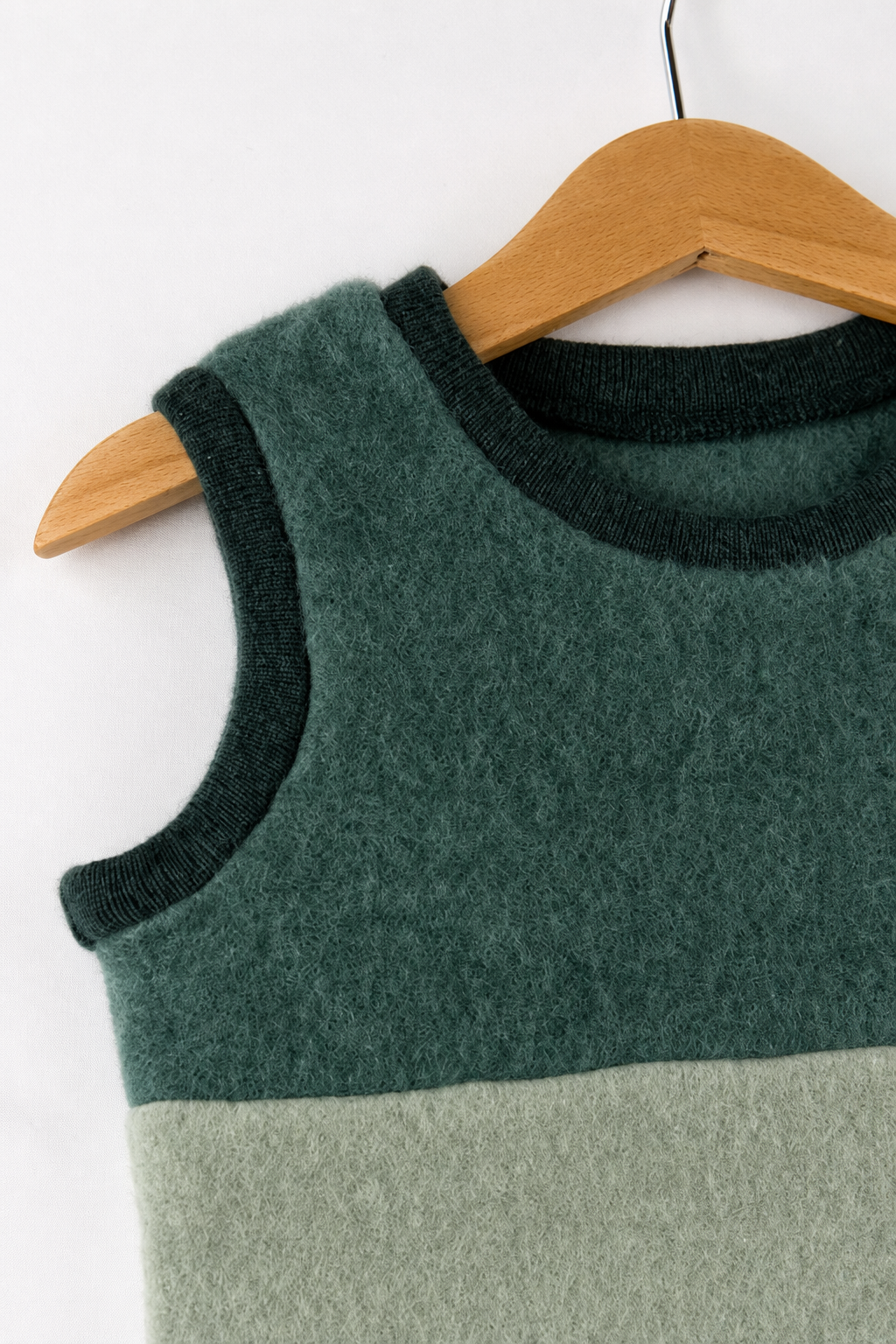 Detailaufnahme des Wollfleece Pullunders für Babys in Größe 74/80